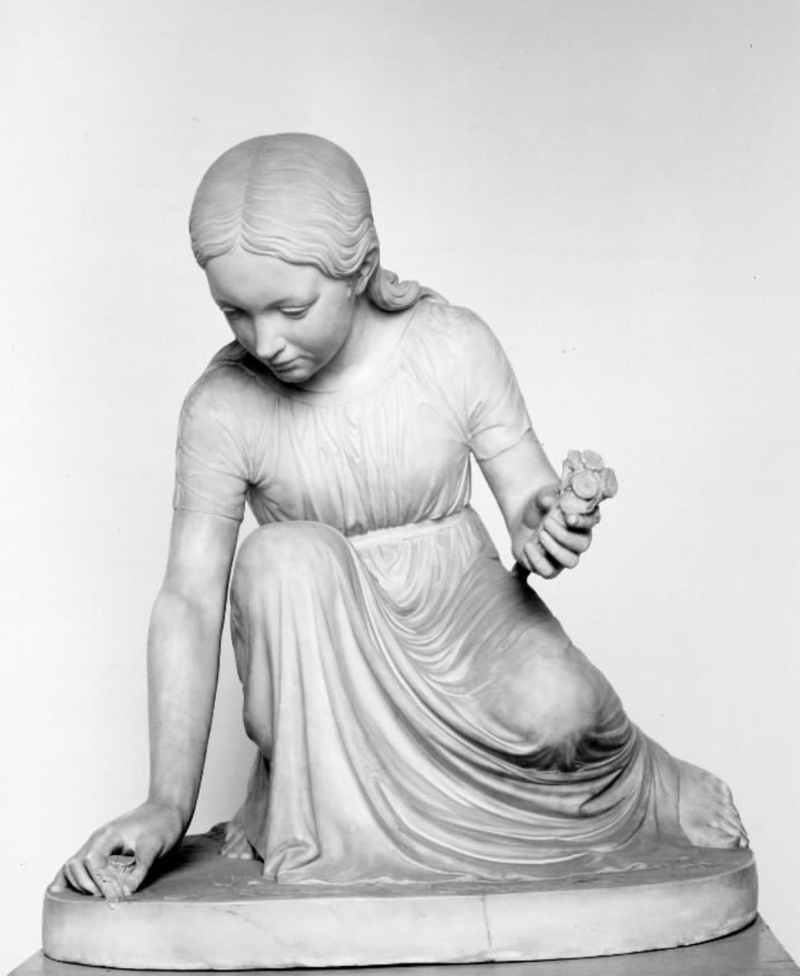 En lille pige, som plukker blomster by Georg Christian Freund