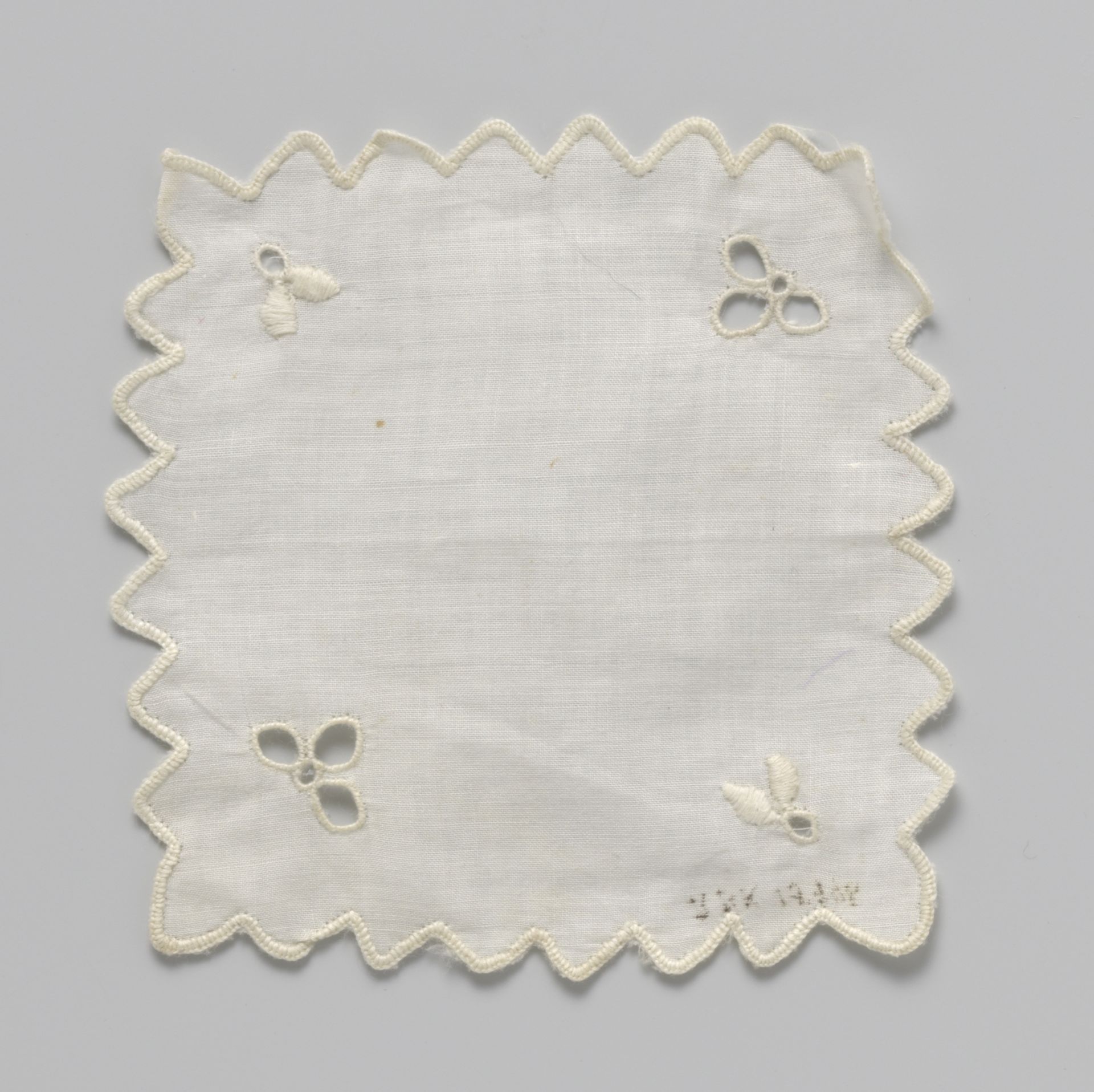 Geschulpte vierkante witte doek met witwerk by Susanna Maria van Pabst Rutgers-Linse