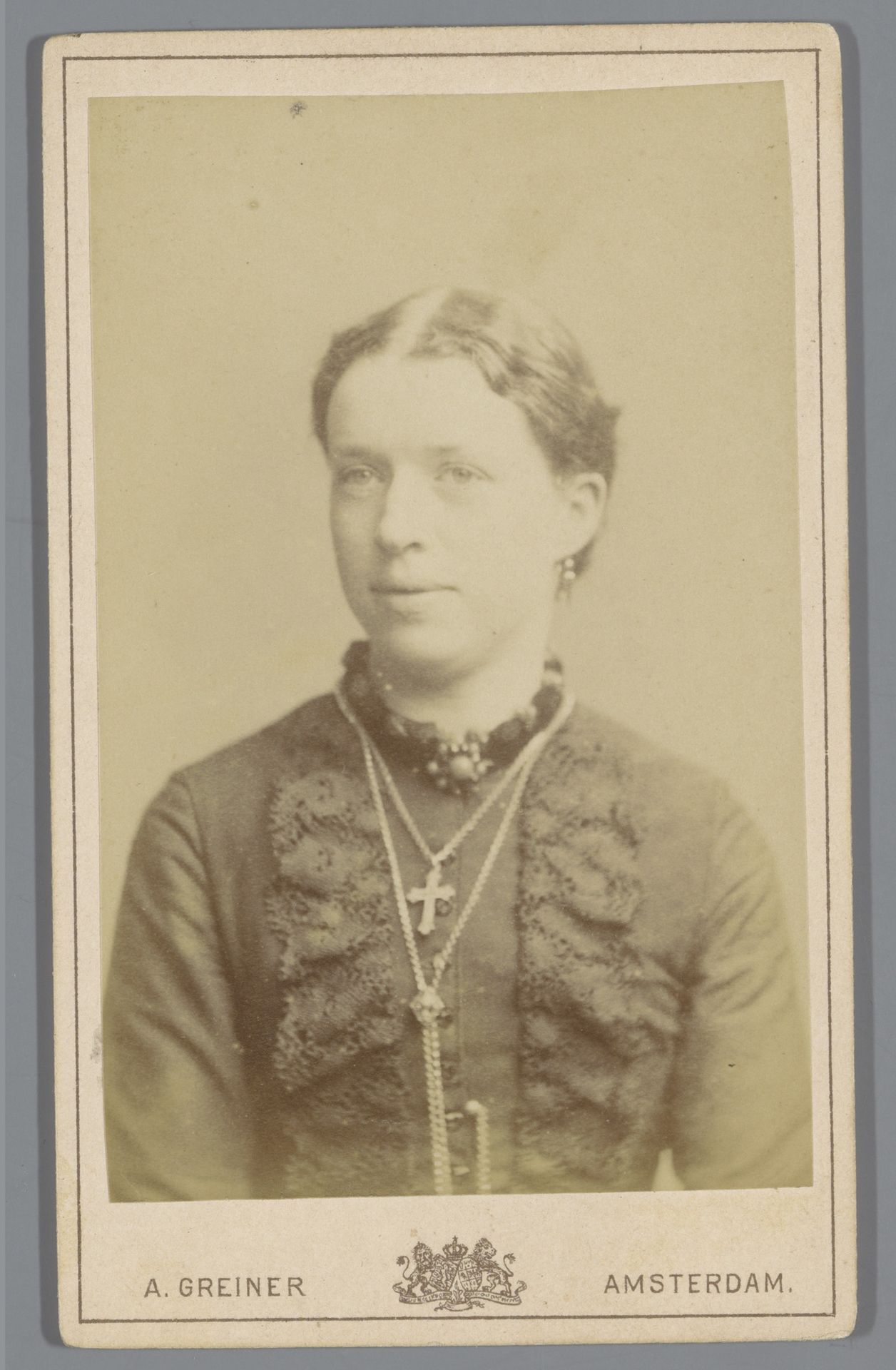 Portret van een onbekende jonge vrouw by Albert Greiner