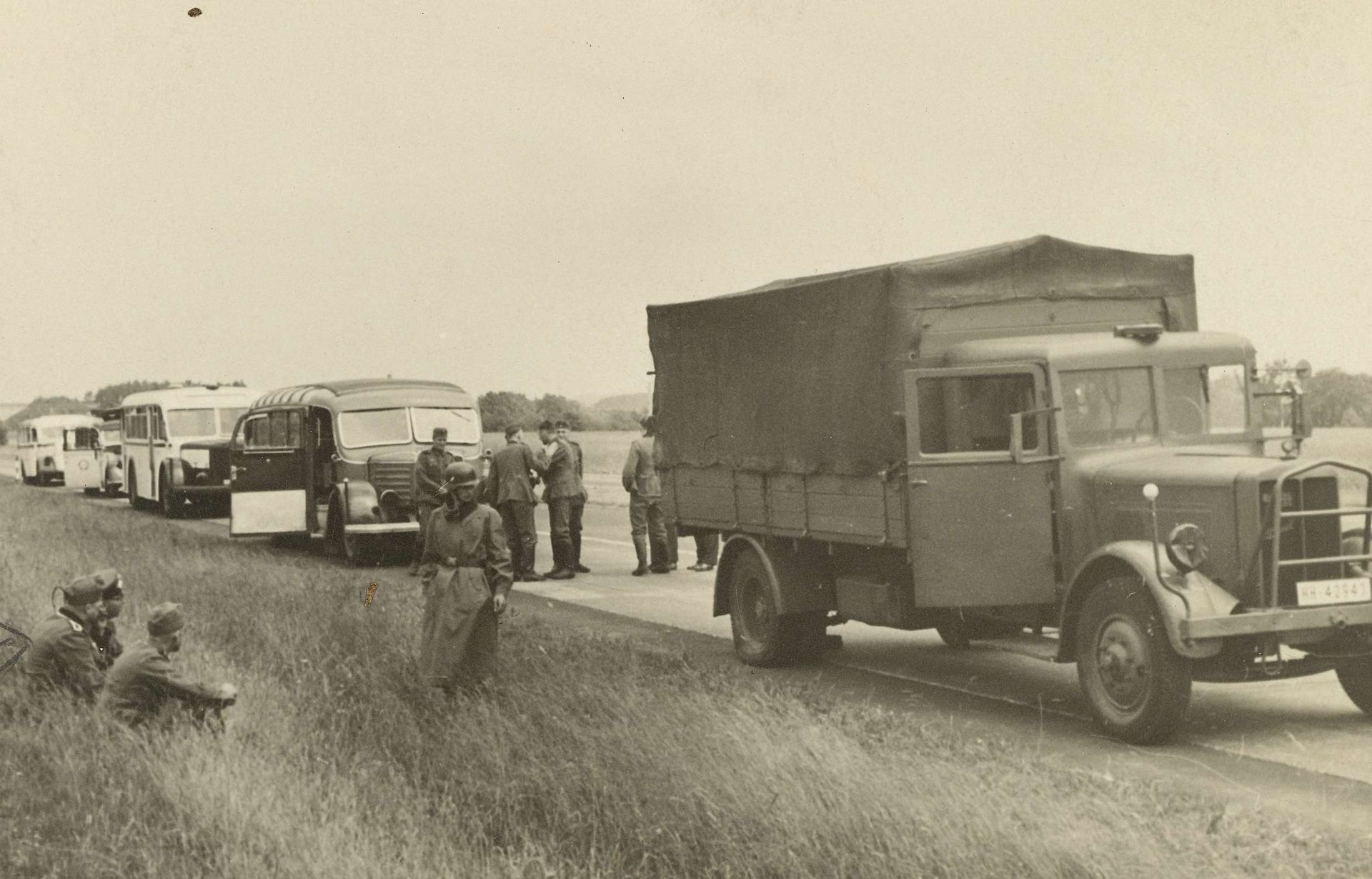 Duitse militairen bij een vrachtauto by Anonymous