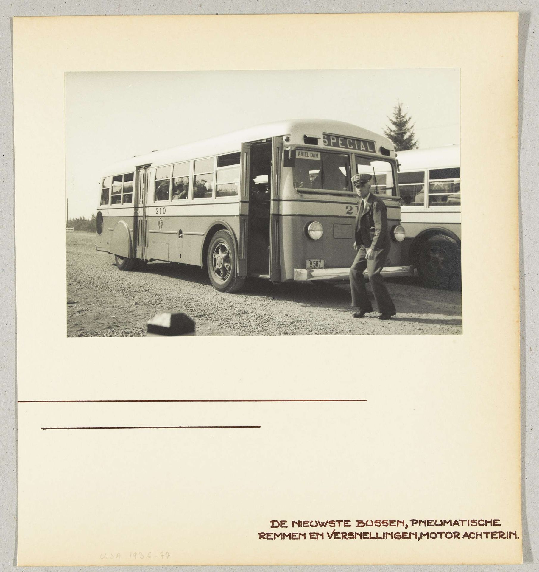Ariel Dam,  Washington [staat], Verenigde Staten: autobus by Wouter Cool