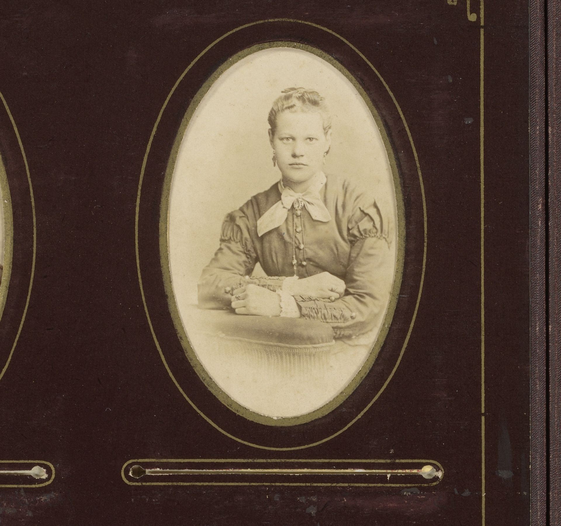 Portret van een jonge vrouw by Abraham Koorenhoff