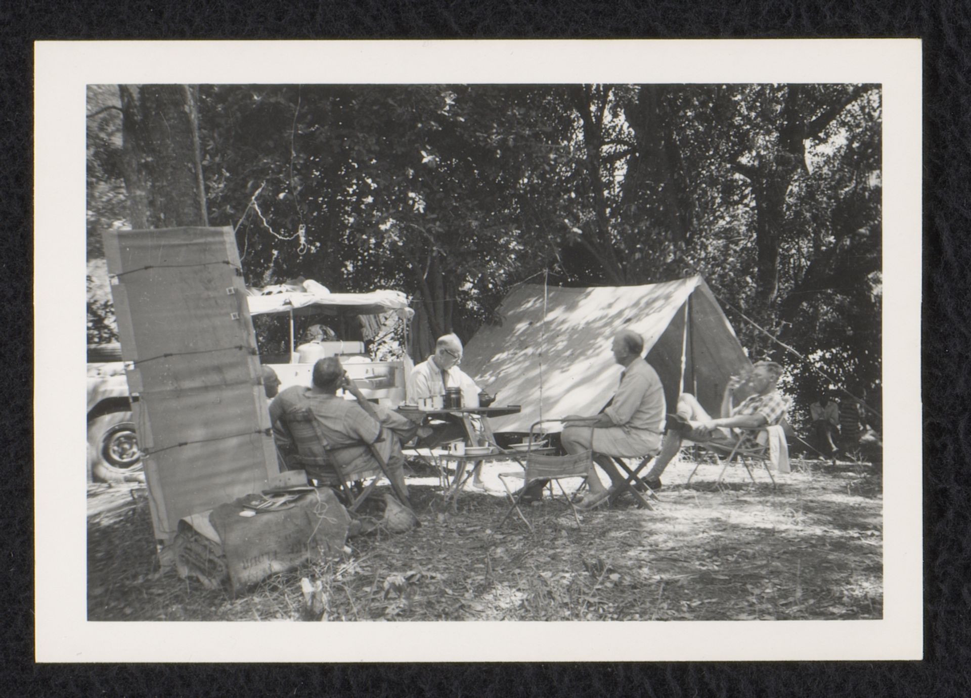 Norbert en Willem van den Berg met een gezelschap, waaronder Jan Boon, bij een tent in Zuid-Afrika by Willem Jacob van den Berg