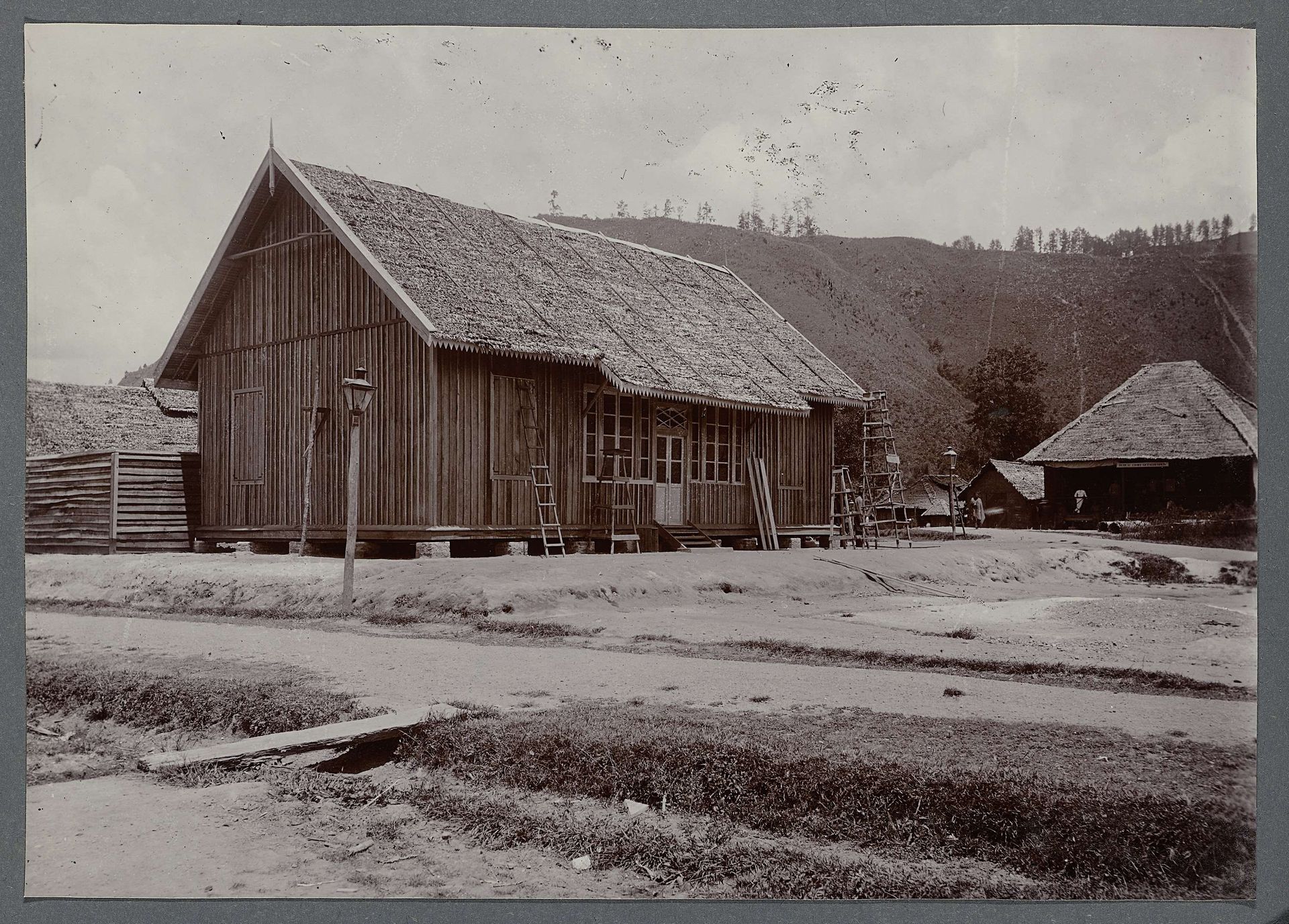 Afgebouwde huis in een bivak by Anonymous