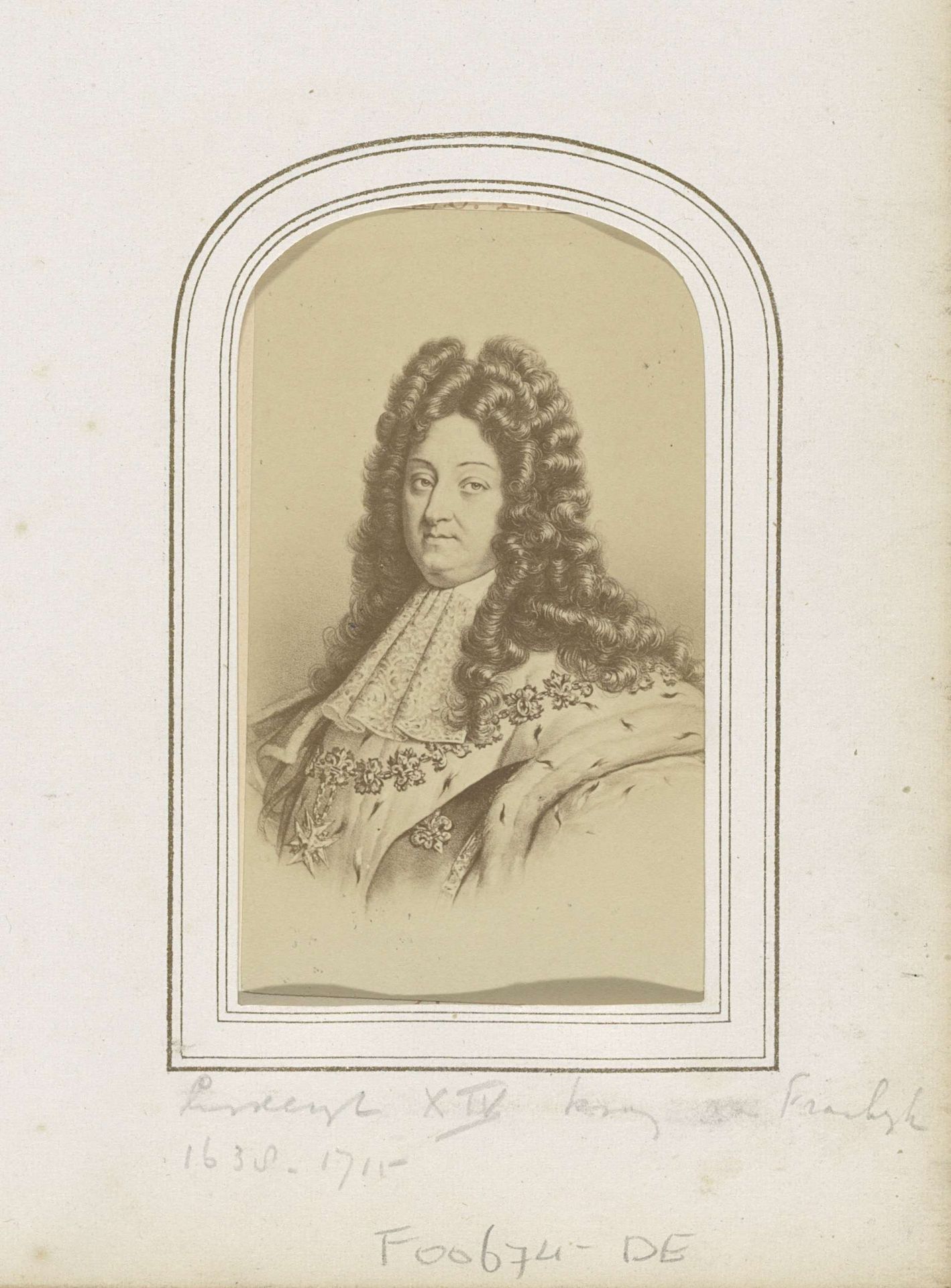 Fotoreproductie van (vermoedelijk) een prent van Lodewijk XIV, koning van Frankrijk by Étienne Neurdein