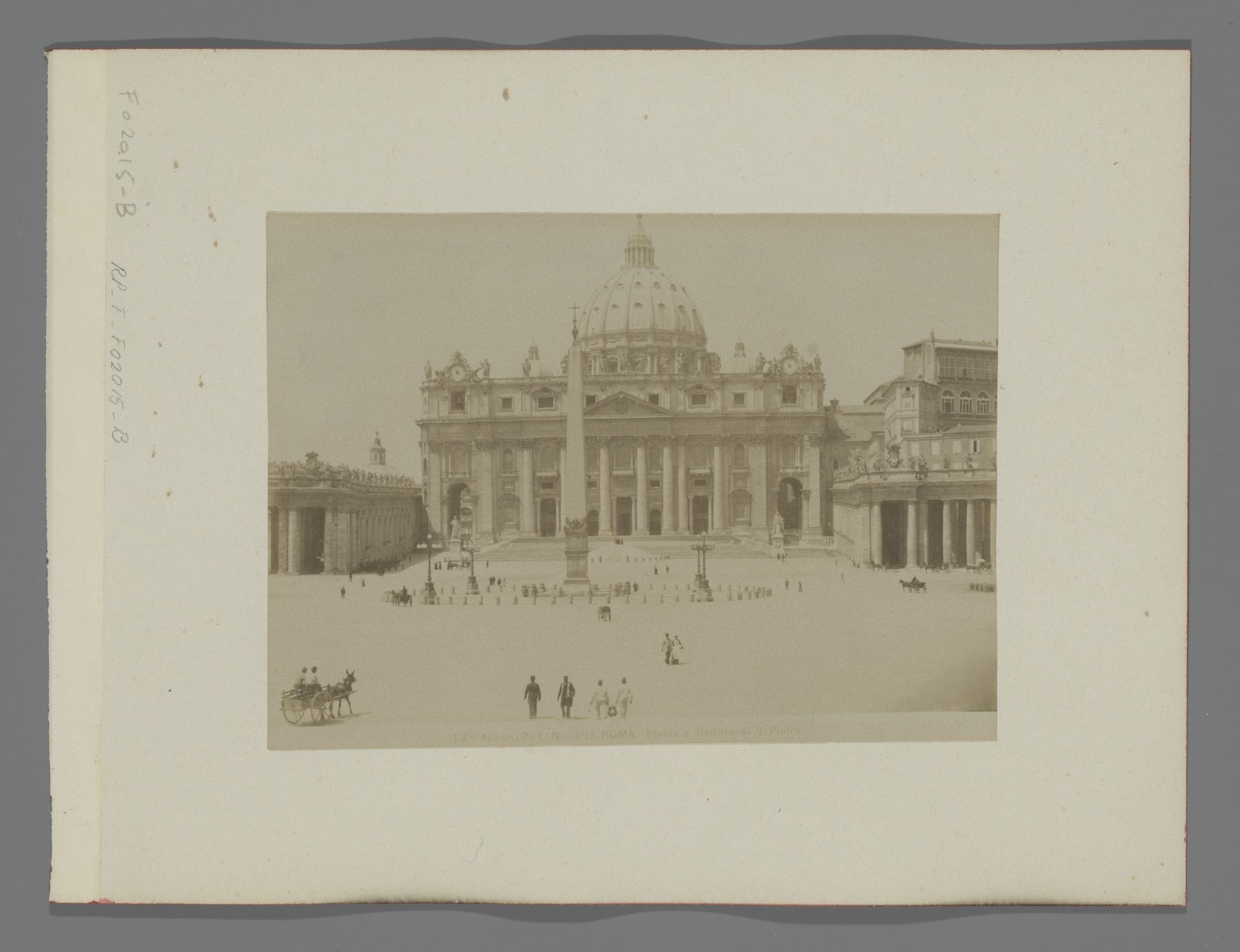 Gezicht op het Sint-Pietersplein met obelisk en zicht op de westgevel van de Sint-Pietersbasiliek te Vaticaanstad, Italië by Fratelli Alinari