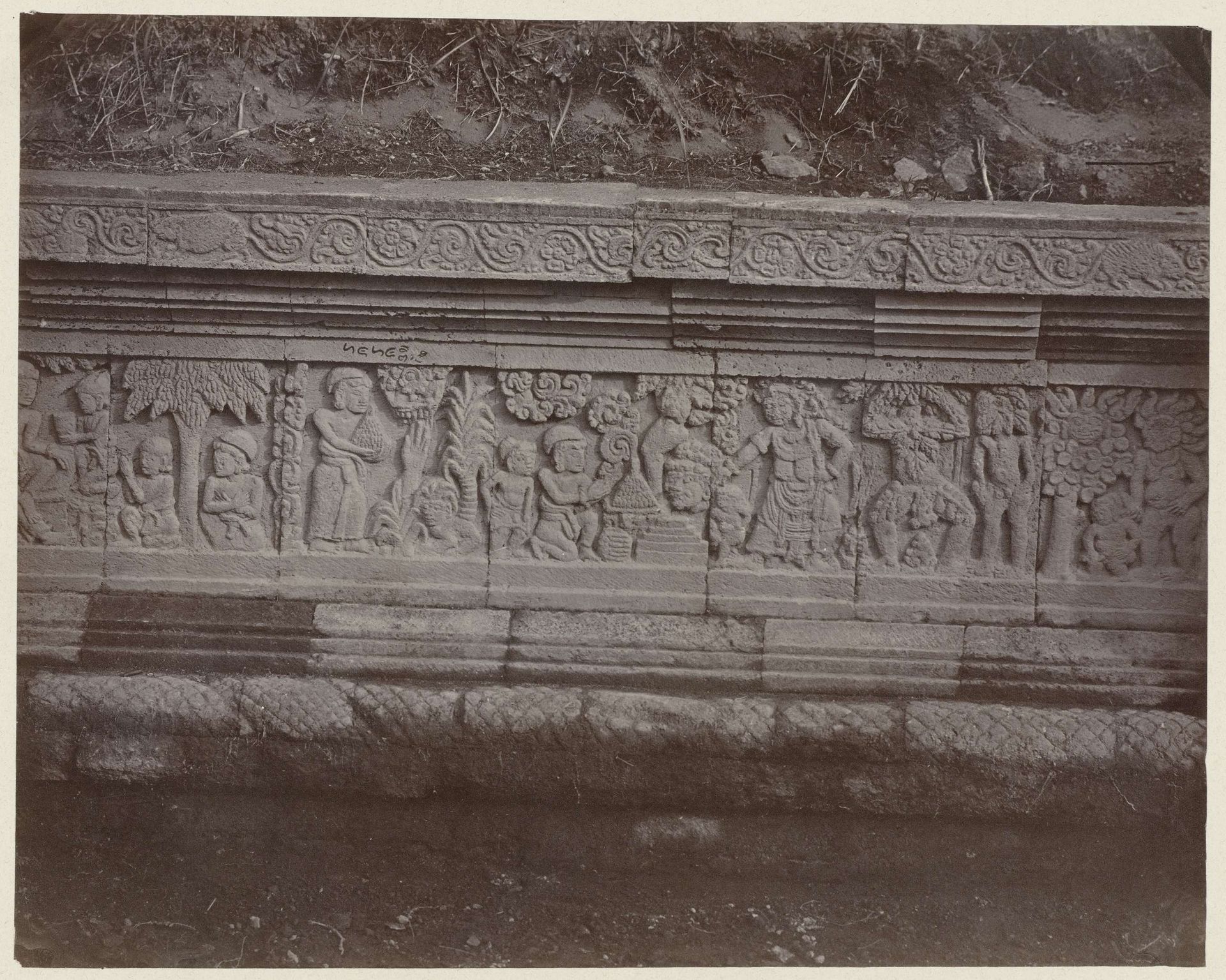 Basreliëf op het pendopo voetstuk aan de oostzijde van Candi Panataran. by Isidore Kinsbergen