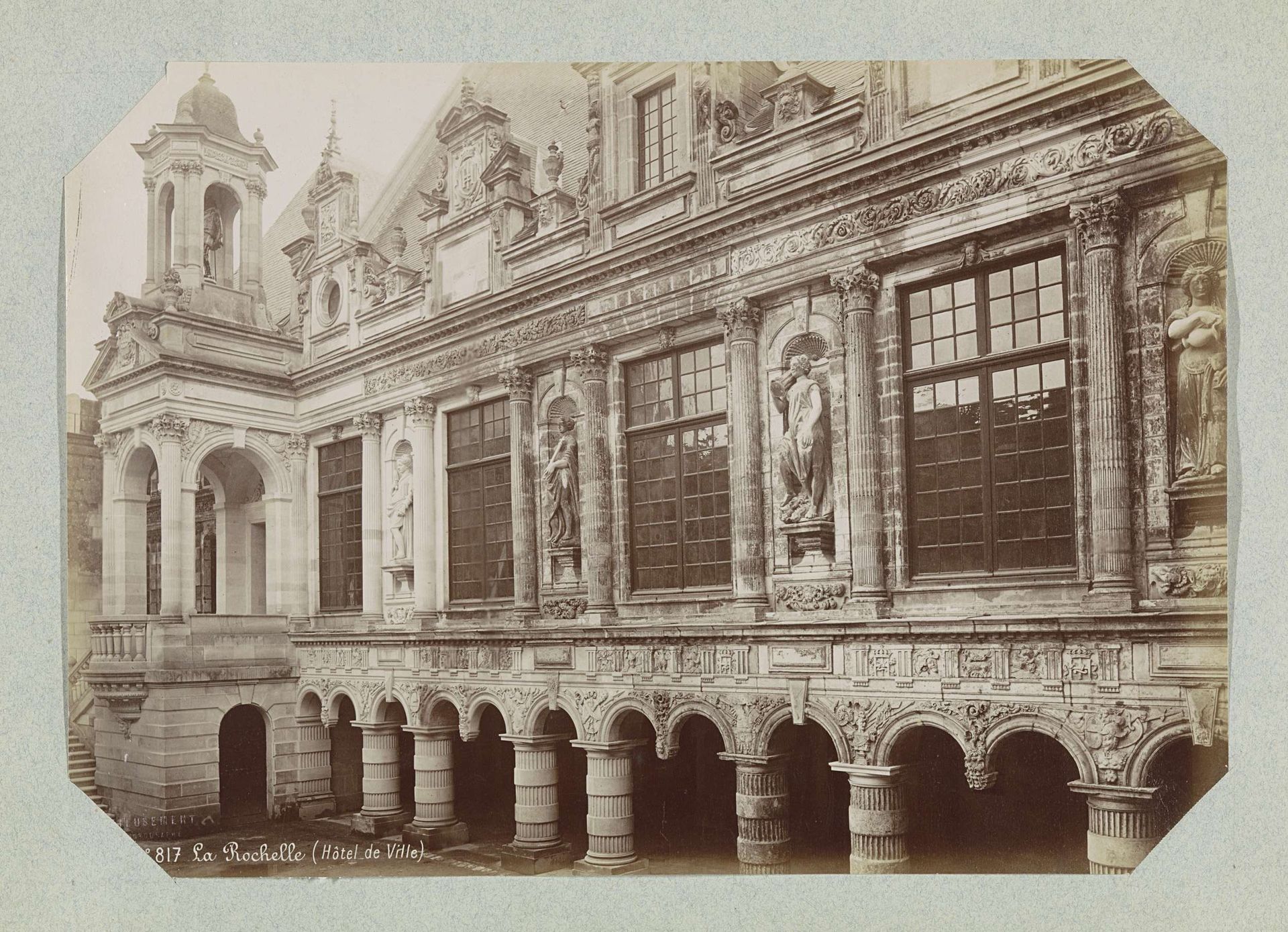 Gevel, toren en zuilengalerij van het stadhuis van La Rochelle by Médéric Mieusement