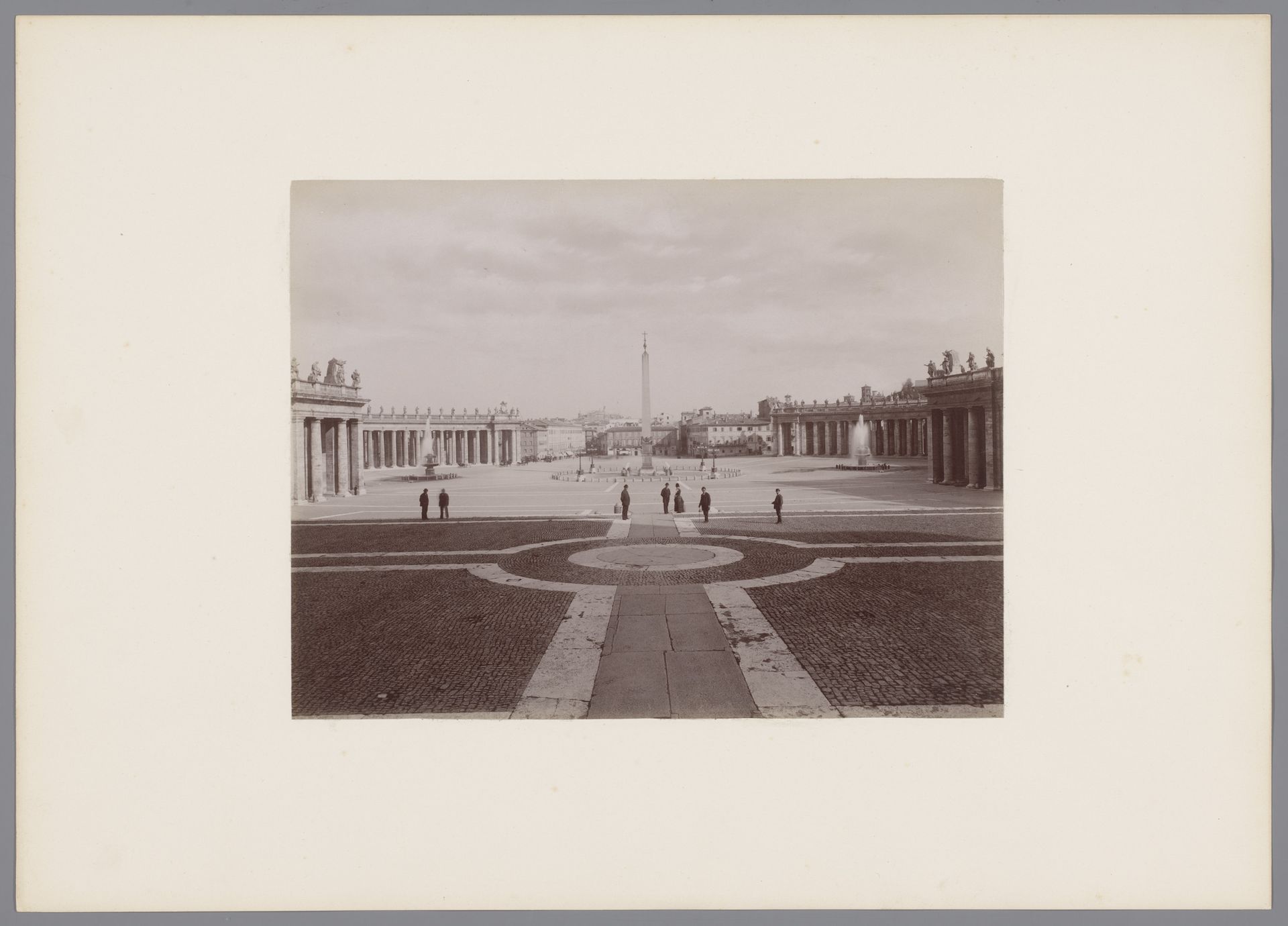 Gezicht op het Sint-Pietersplein te Vaticaanstad, Italië by Carlo Brogi