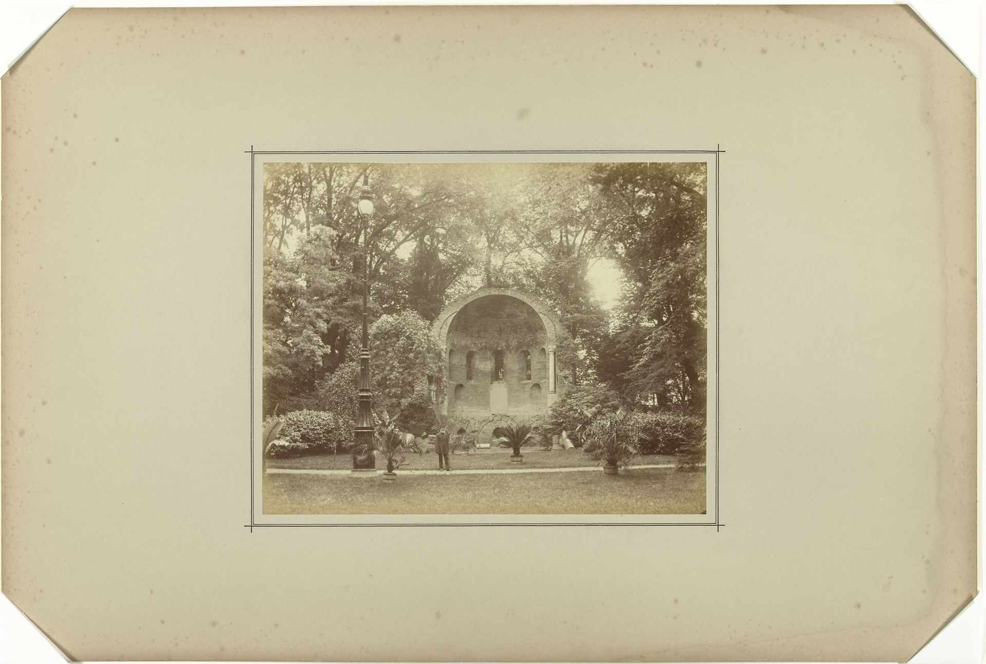Barbarossaruïne of Maartenskapel op het Valkhof, Nijmegen, met de beheerder van het Valkhof by Wilhelm Ivens