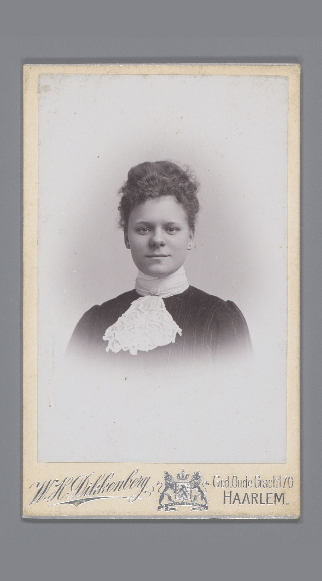 Portret van een onbekende vrouw by Willem Hendrik Dikkenberg