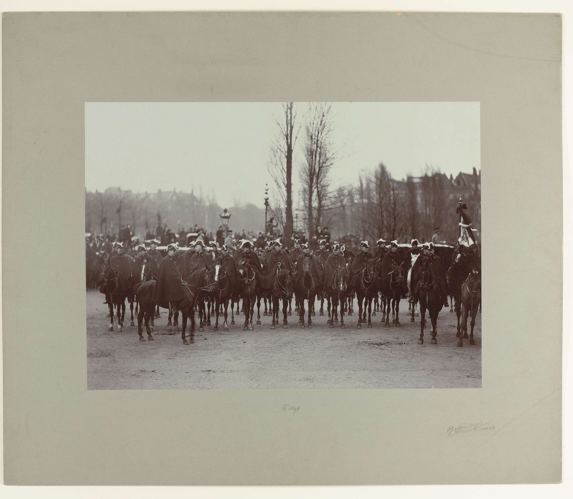 Ere-escorte van Amsterdamse burgers bij de troonsbestijging van koningin Wilhelmina, voor het Rijksmuseum te Amsterdam by Albert Greiner