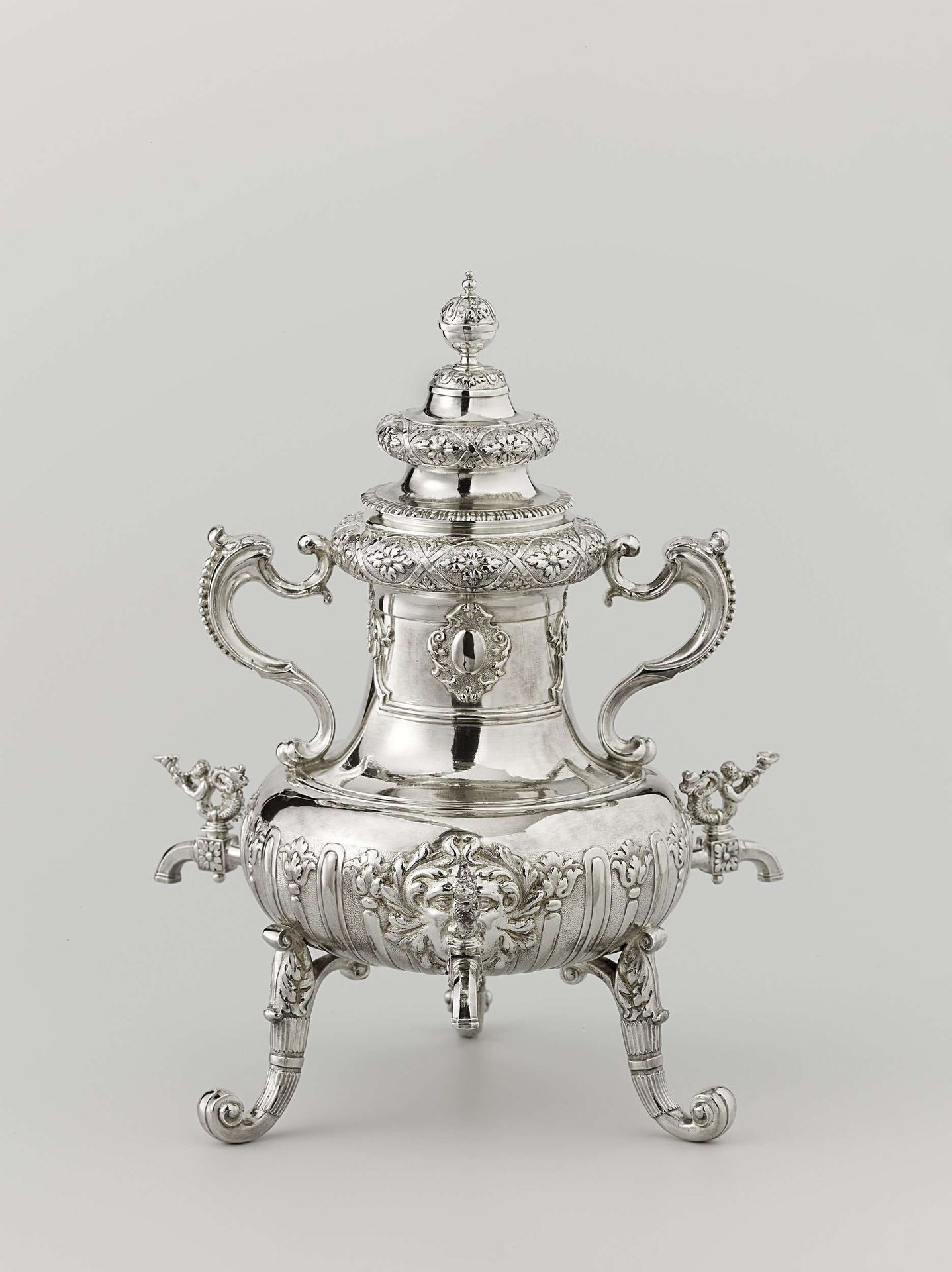 Koffiekan, balustervormig, met drie kranen by Christiaan Warenberg