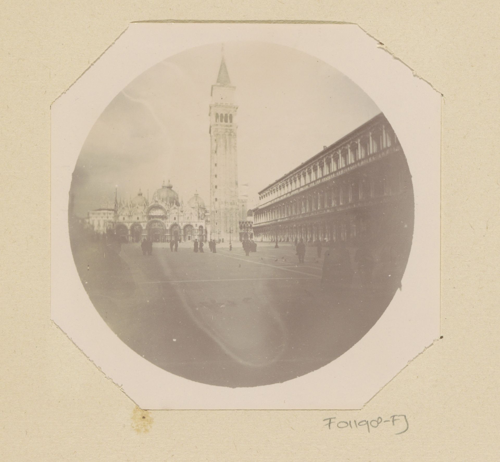 Gezicht op het San Marcoplein in Venetië, in de verte de basiliek van San Marco en de Campanile van Venetië by Johanna Margaretha Piek
