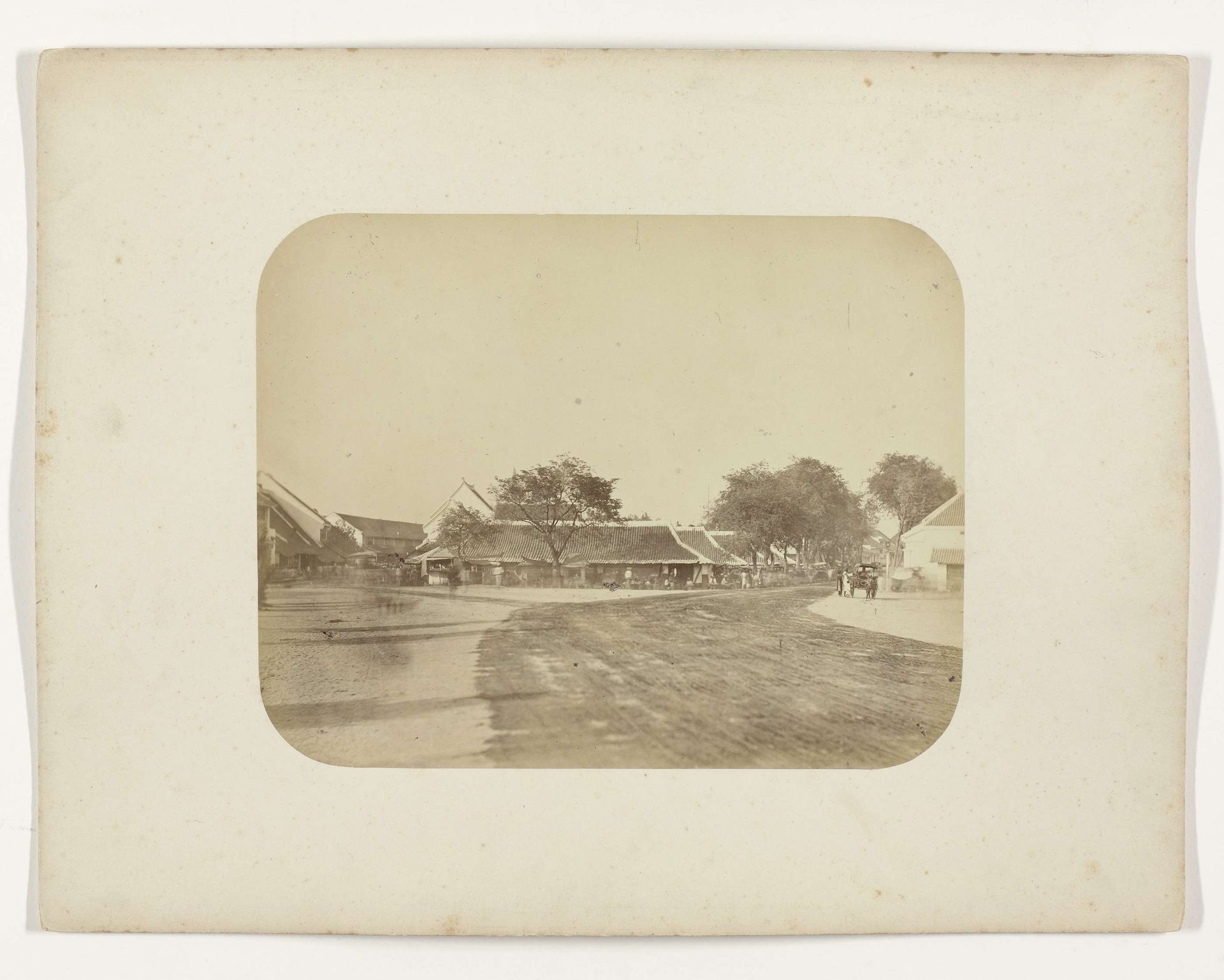 Een kruispunt in Surabaya by Herman Salzwedel