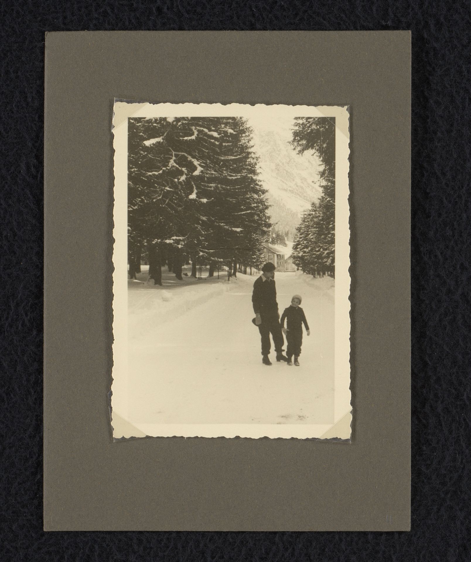 Isabel en een onbekende vrouw by familie Wachenheimer