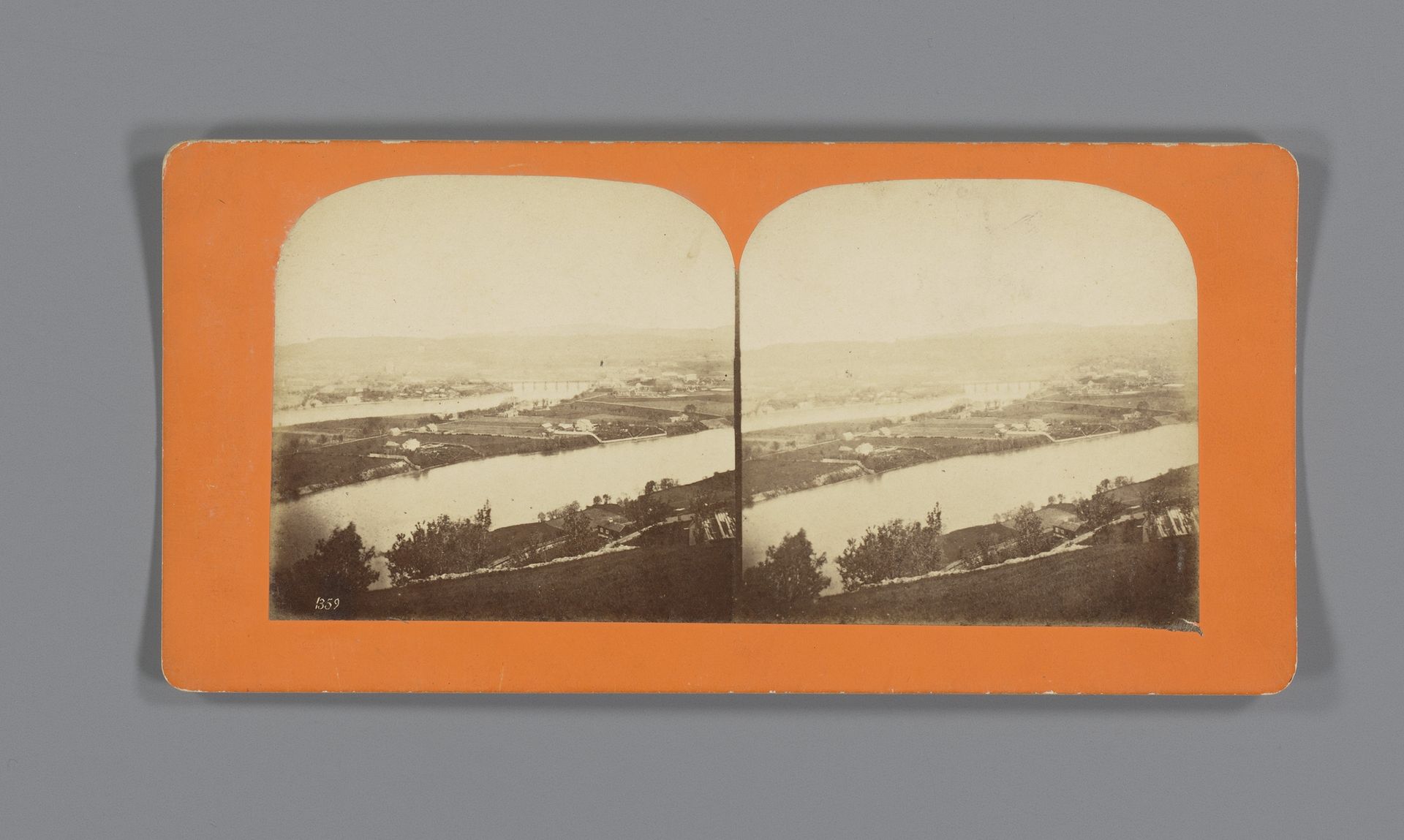 Gezicht op Trondheim, gezien vanaf de oude hoofdweg Steinberget, Noorwegen by Knud Knudsen