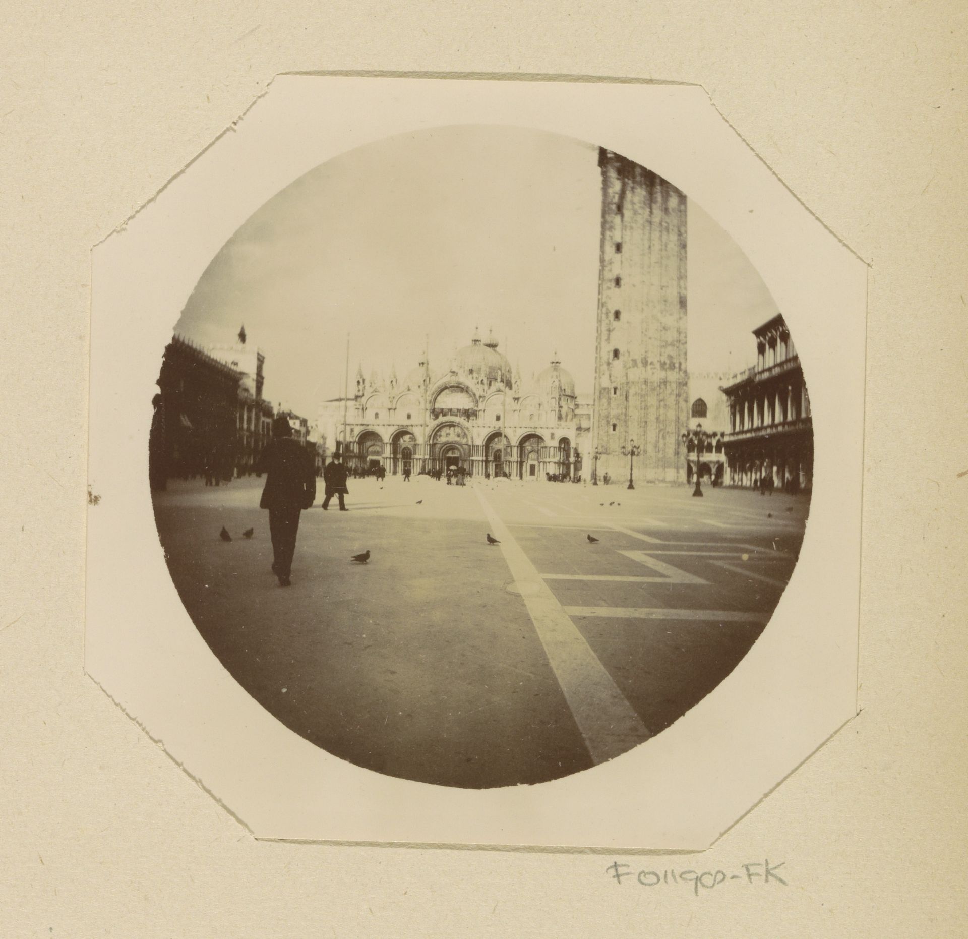 Gezicht op het San Marcoplein in Venetië, in de verte de basiliek van San Marco en de Campanile van Venetië by Johanna Margaretha Piek