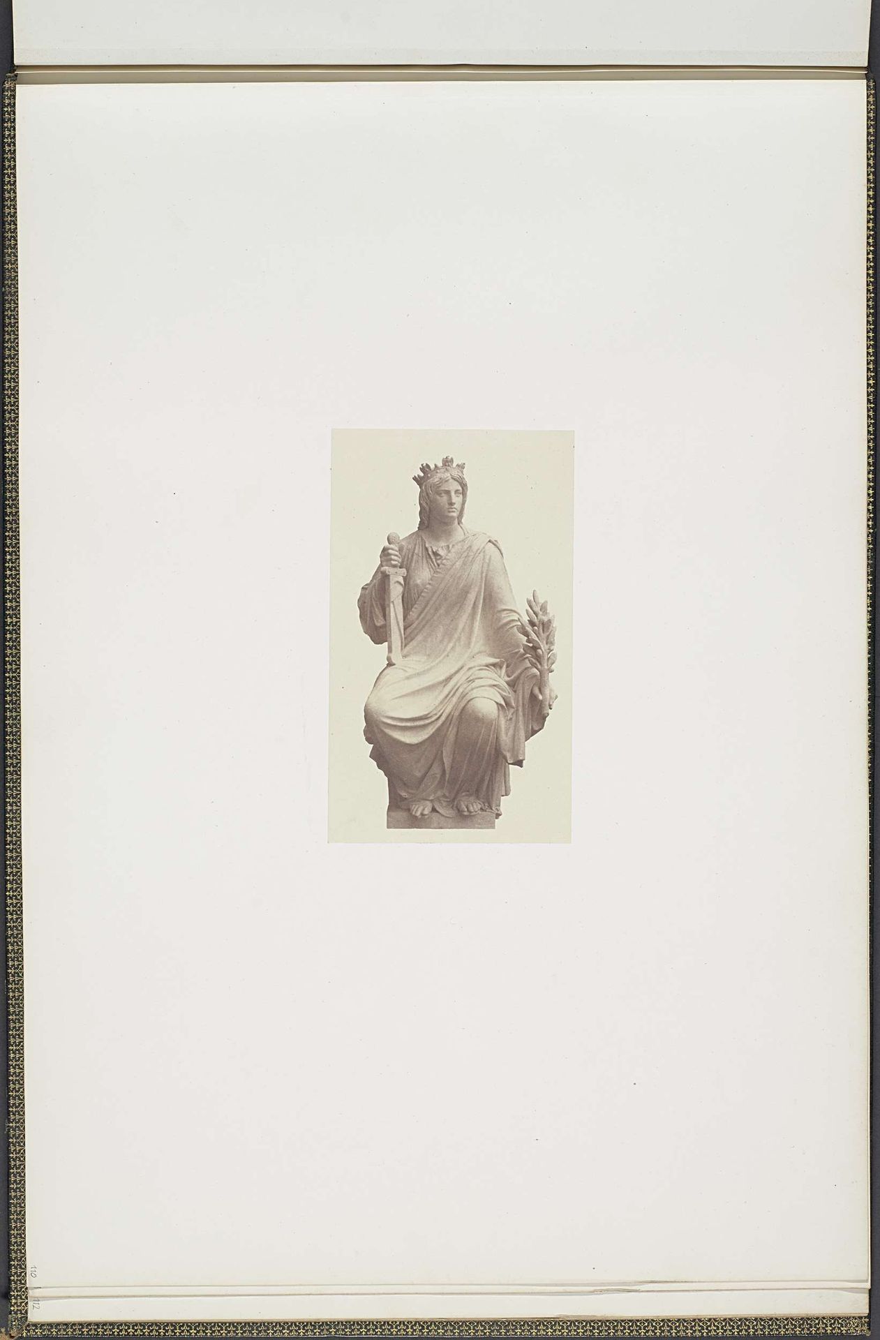 Gipsmodellen voor beeldhouwwerken op het Palais du Louvre: "La France" door Augustin Alexandre Dumont by Edouard Baldus