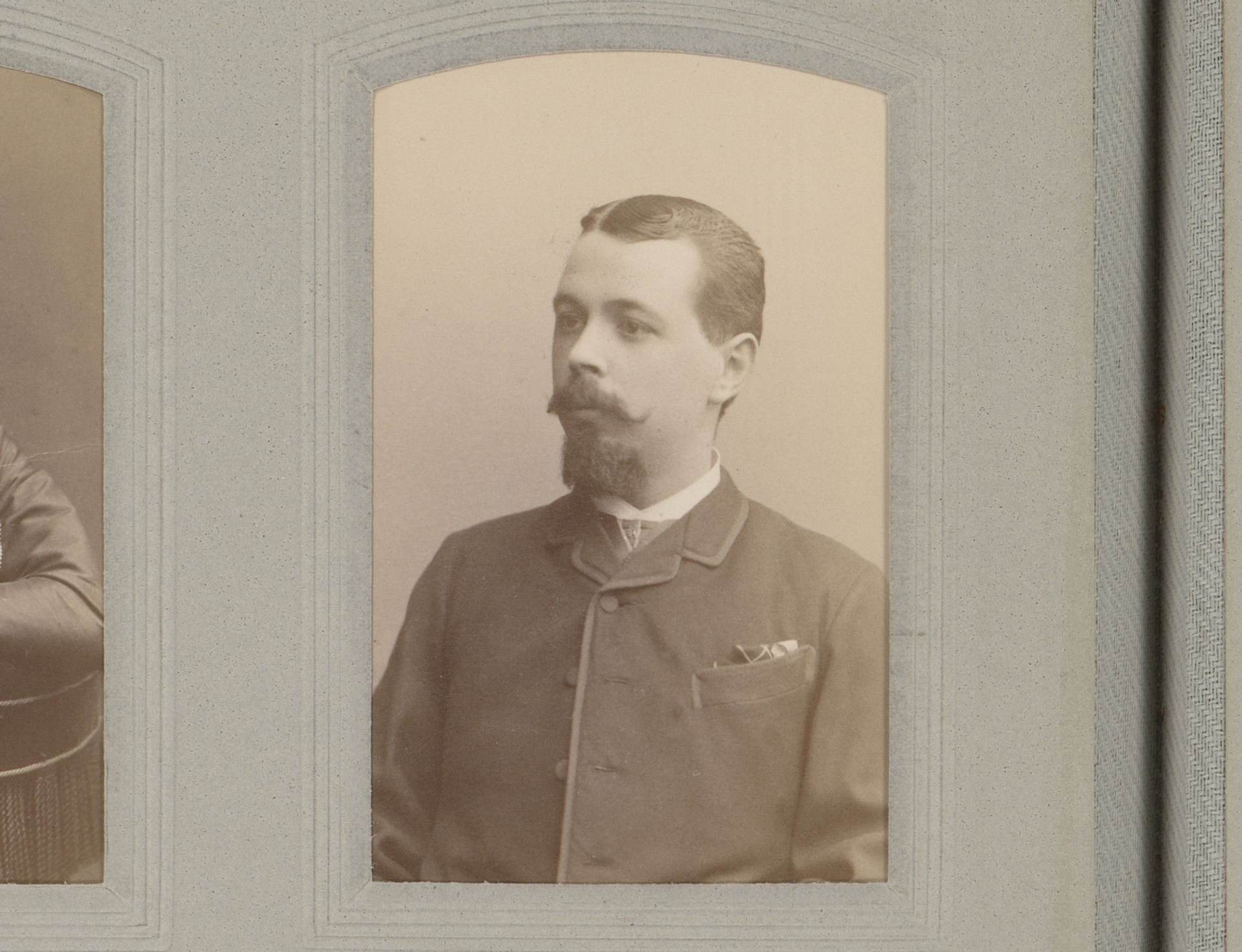 Portret van een man met snor en baard by Daniel Nyblin