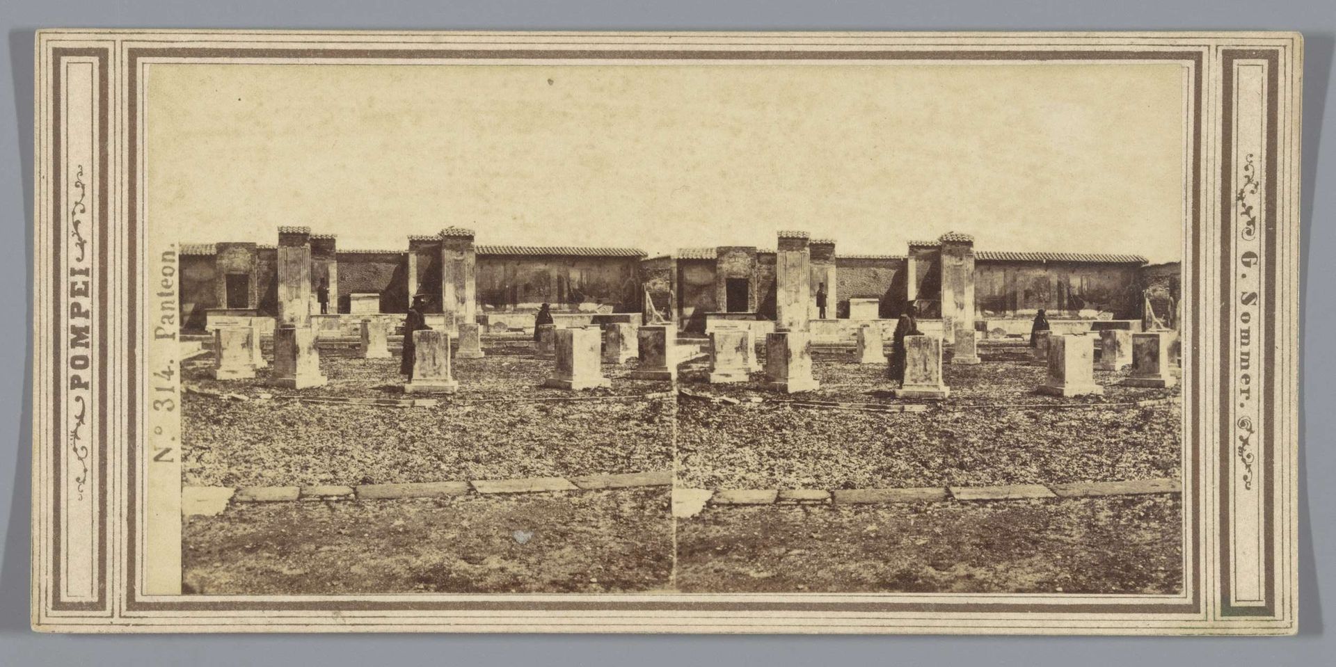 Gezicht op de ruïnes van een pantheon in Pompeï by Giorgio Sommer