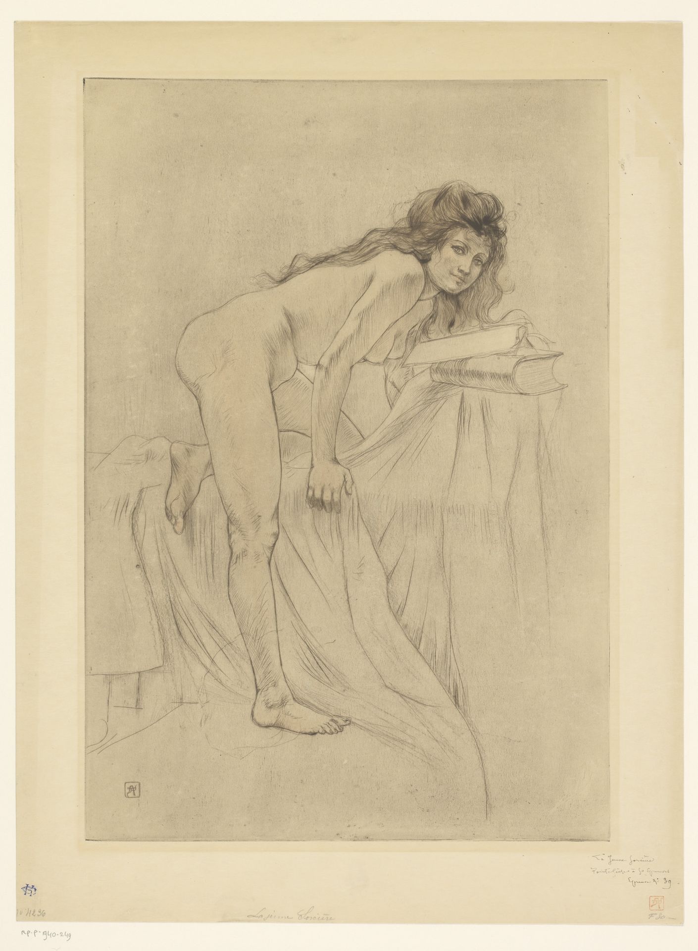 Naakte vrouw leunend boven boeken gelegen op een bed by Armand Rassenfosse