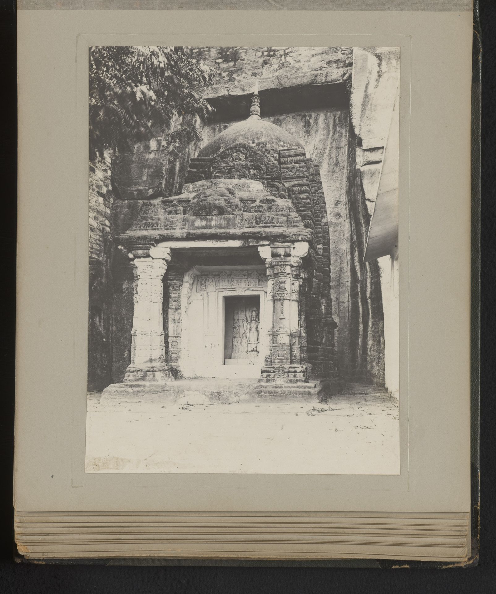 Gezicht op de Chaturbhuja Tempel by K.H. Mawal