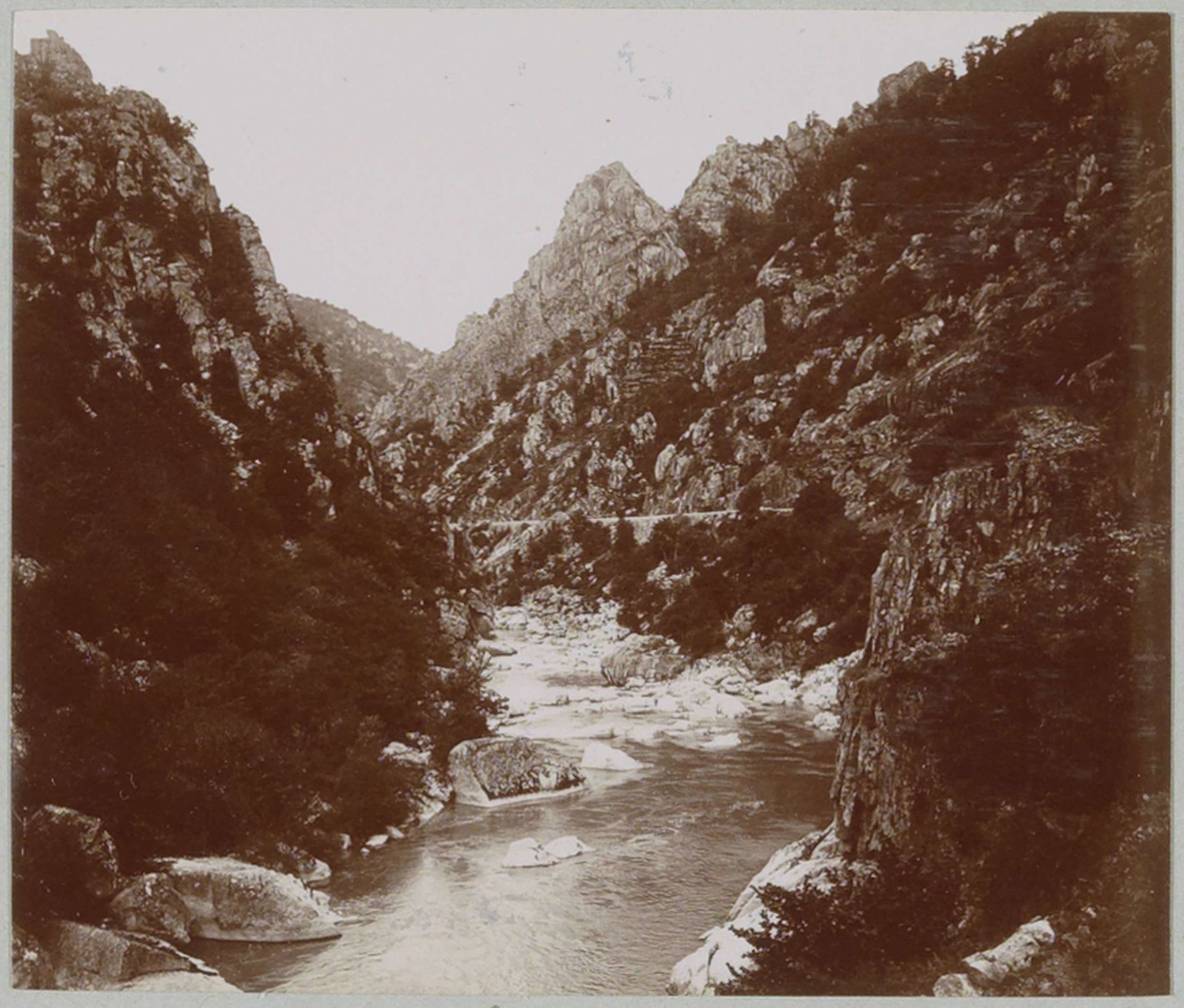Kloof in de Gorges du Lot by Delizy