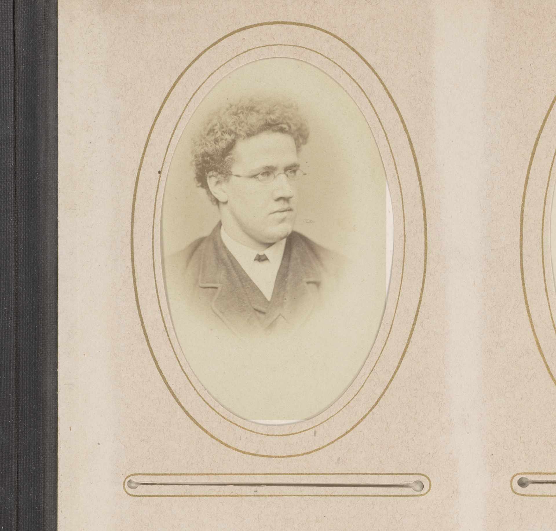 Portret van een man met bril by Albert Greiner