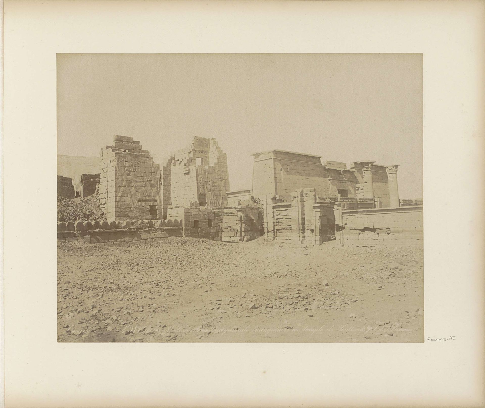 Gezicht op de tempels van Thoetmosis II en Ramses III in Medinet-Habou by C. & G. Zangaki