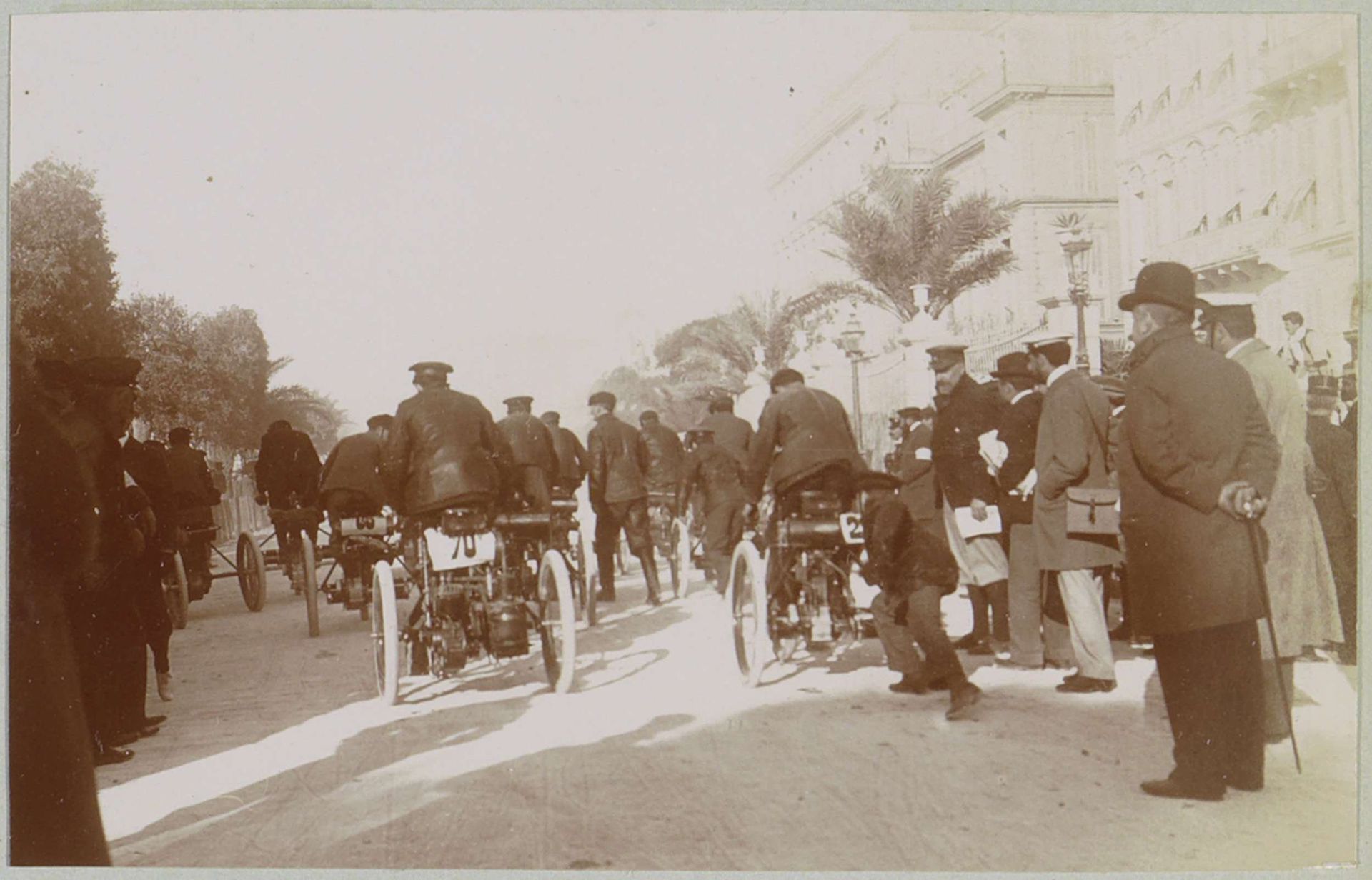 Gemotoriseerde driewielers bij de start van de race Nice-Magagnosc by Delizy