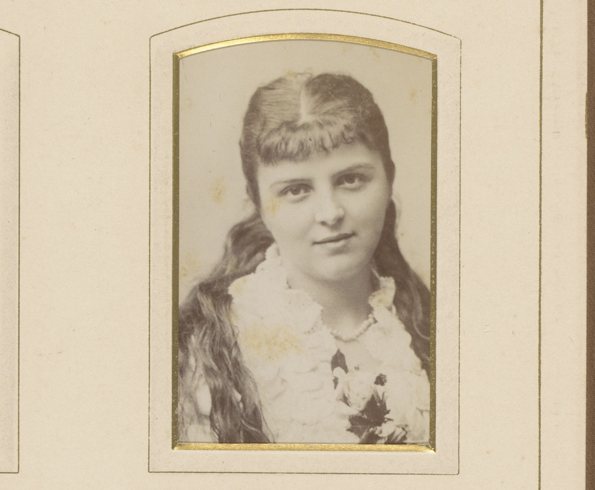 Portret van een jonge vrouw, vermoedelijk een actrice by Karoly Koller