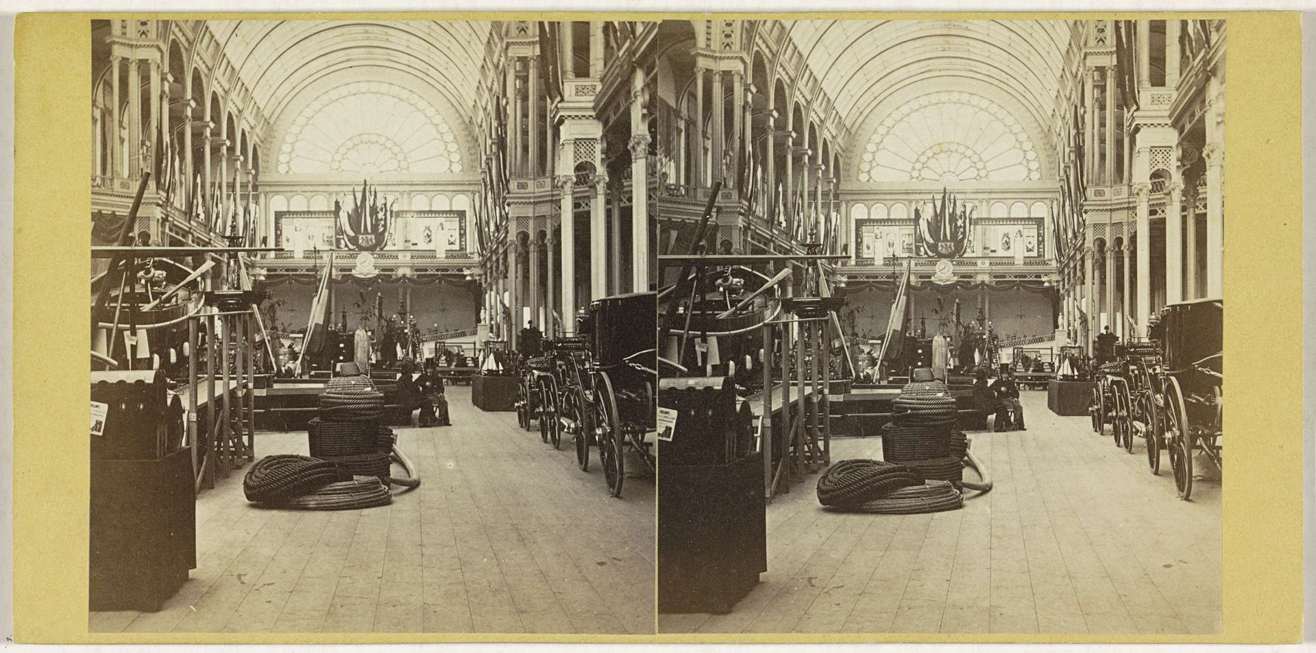 Boot en koetsen bij de Tentoonstelling voor Nationale Nijverheid en Kunst in het Paleis voor Volksvlijt, Amsterdam by Anonymous