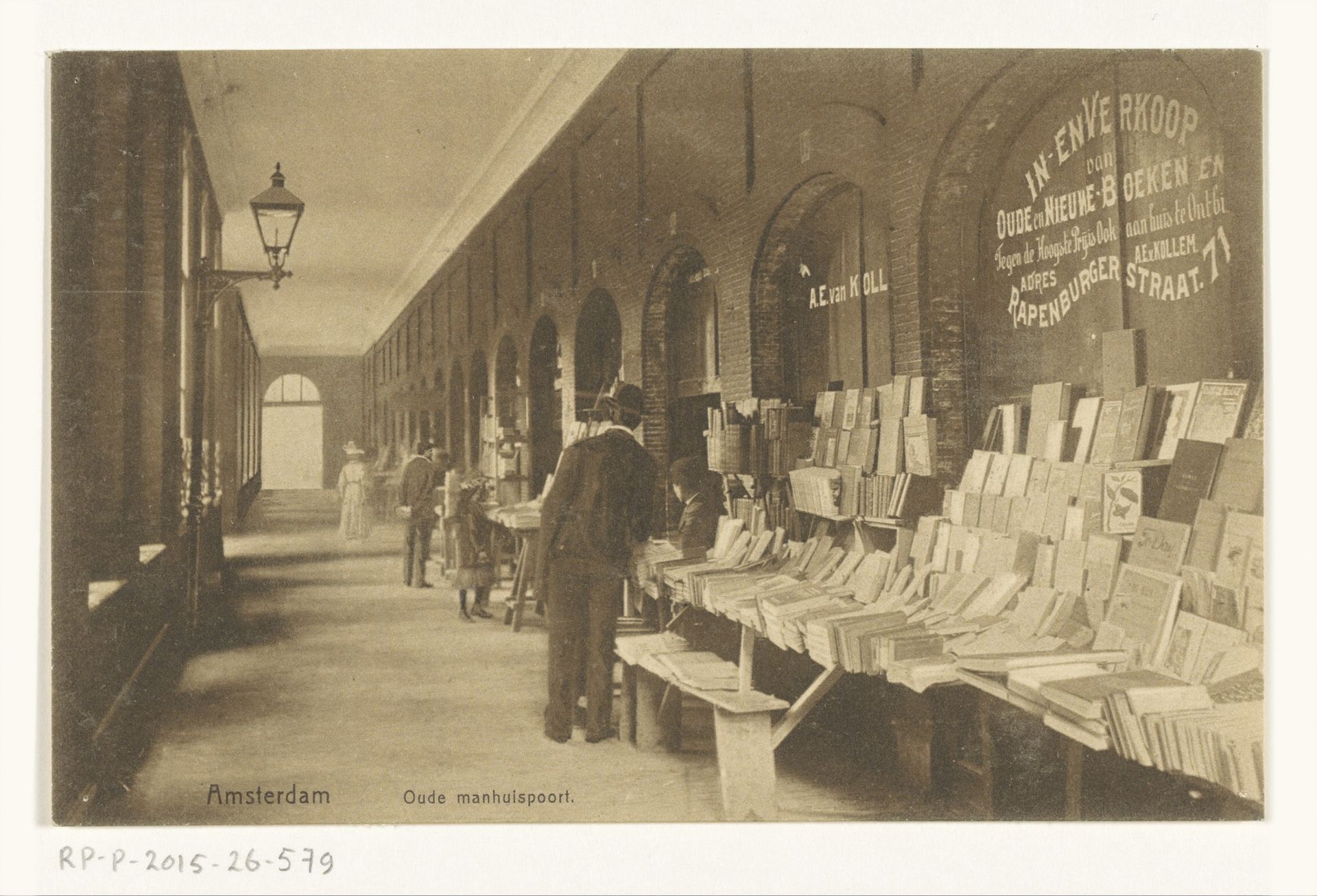 Boekenkraam van Aäron Eliazer van Kollem in de Oudemanhuispoort by Knackstedt & Näther