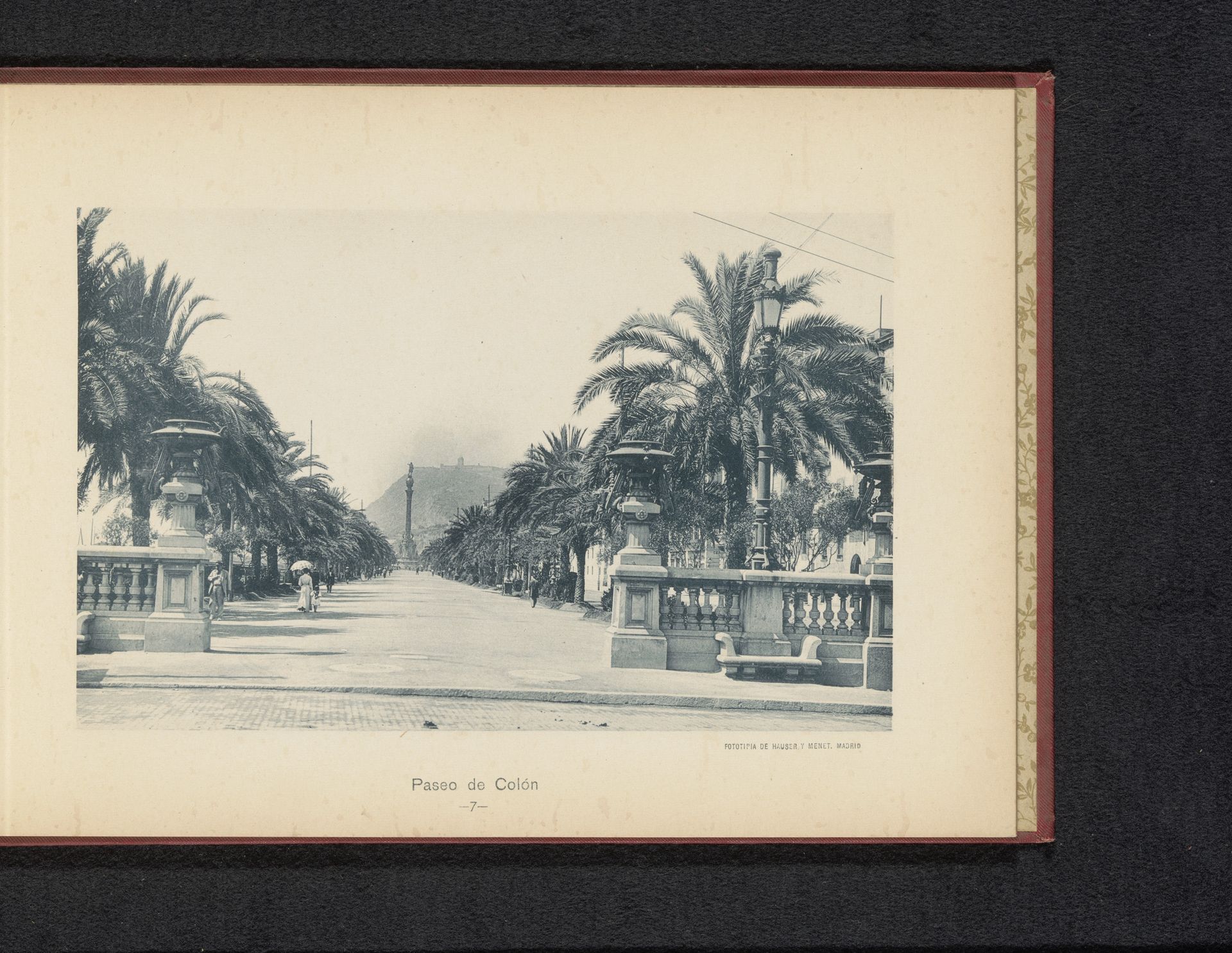 Gezicht op de Paseo de Colón met het monument voor Columbus in Barcelona by Hauser y Menet