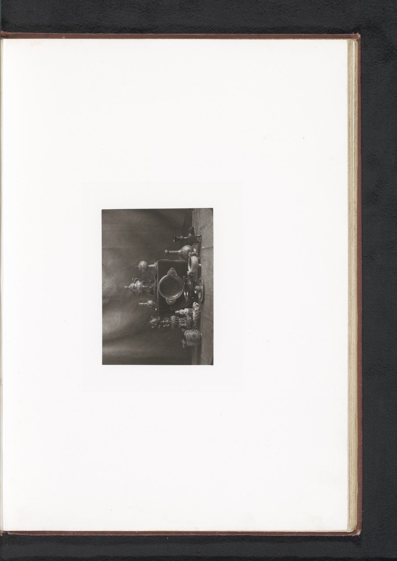 Chinees serviesgoed, opgesteld tijdens de Exposition Rétrospective van 1873 in Tours, Frankrijk by Gabriel Blaise