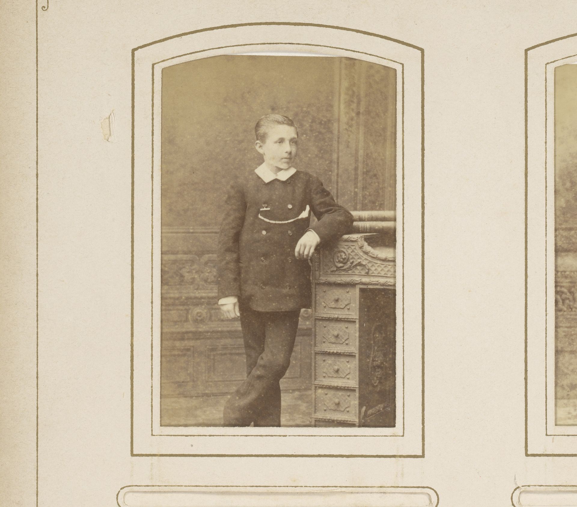 Portret van een staande jongen, leunend op een bureau by Carel Eduard Westerborg