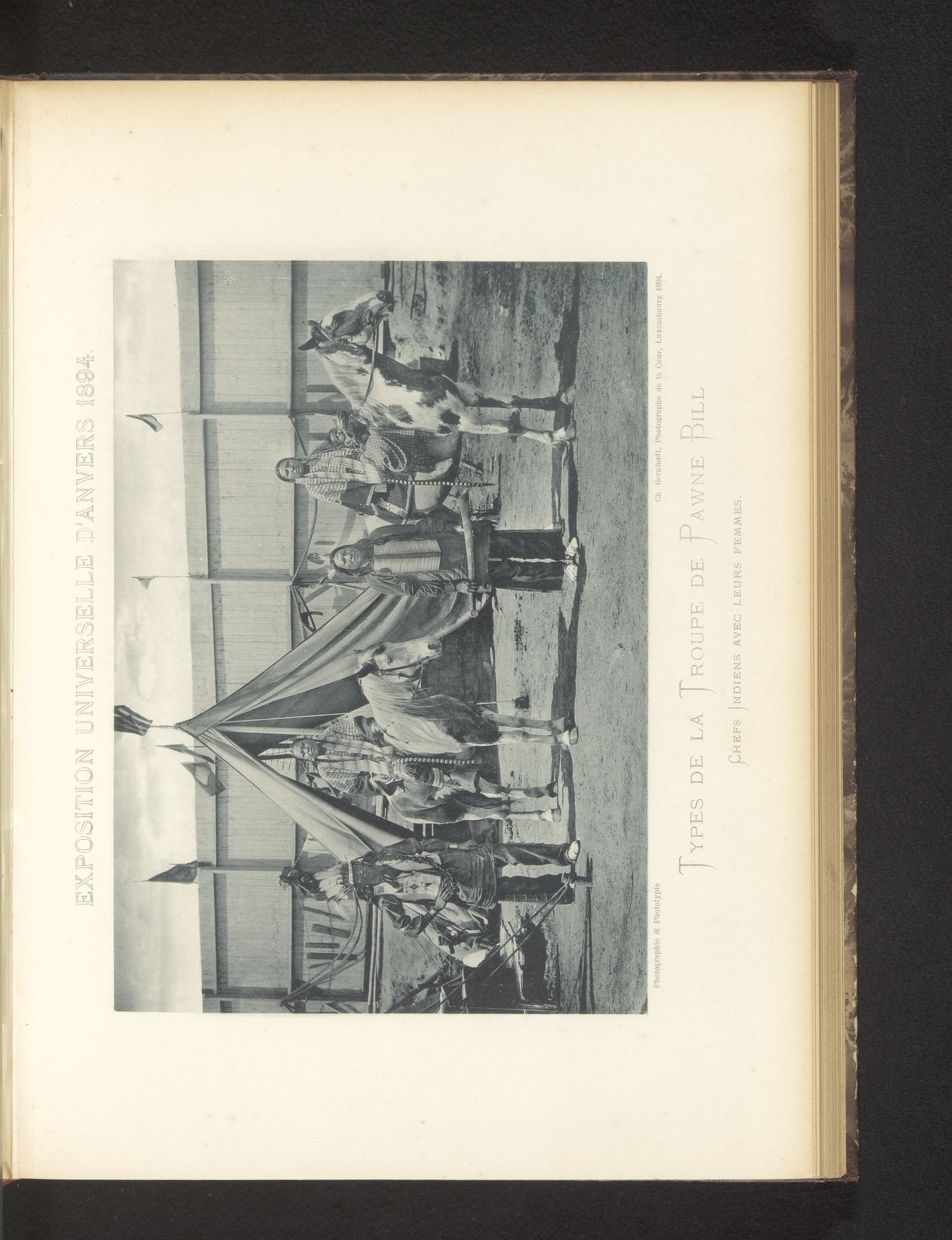 Leden van de groep van Pawnee Bill op de Wereldtentoonstelling van Antwerpen in 1894 by Charles Bernhoeft