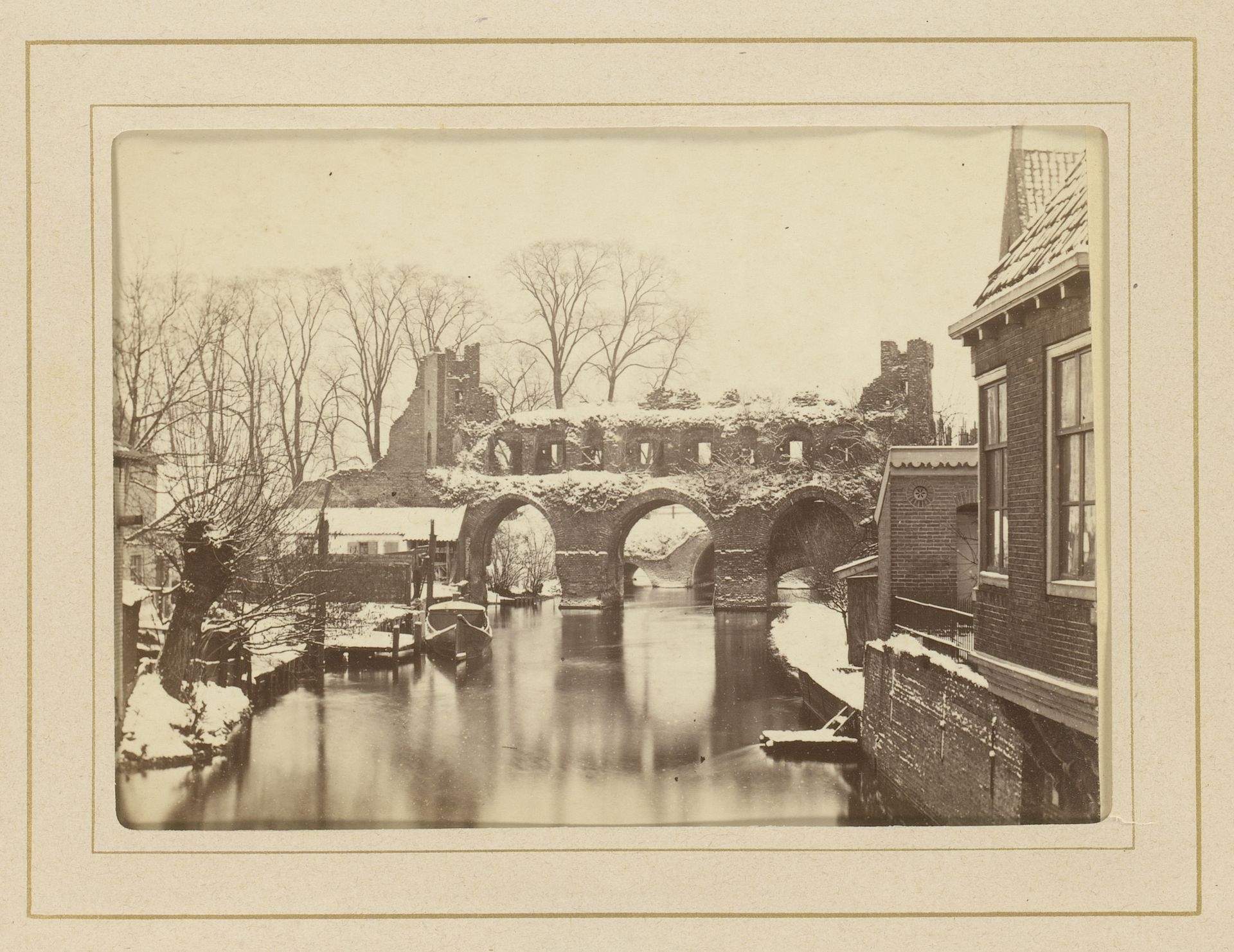 Gezicht op een besneeuwde ruïne van een waterpoort by Herman van der Worp
