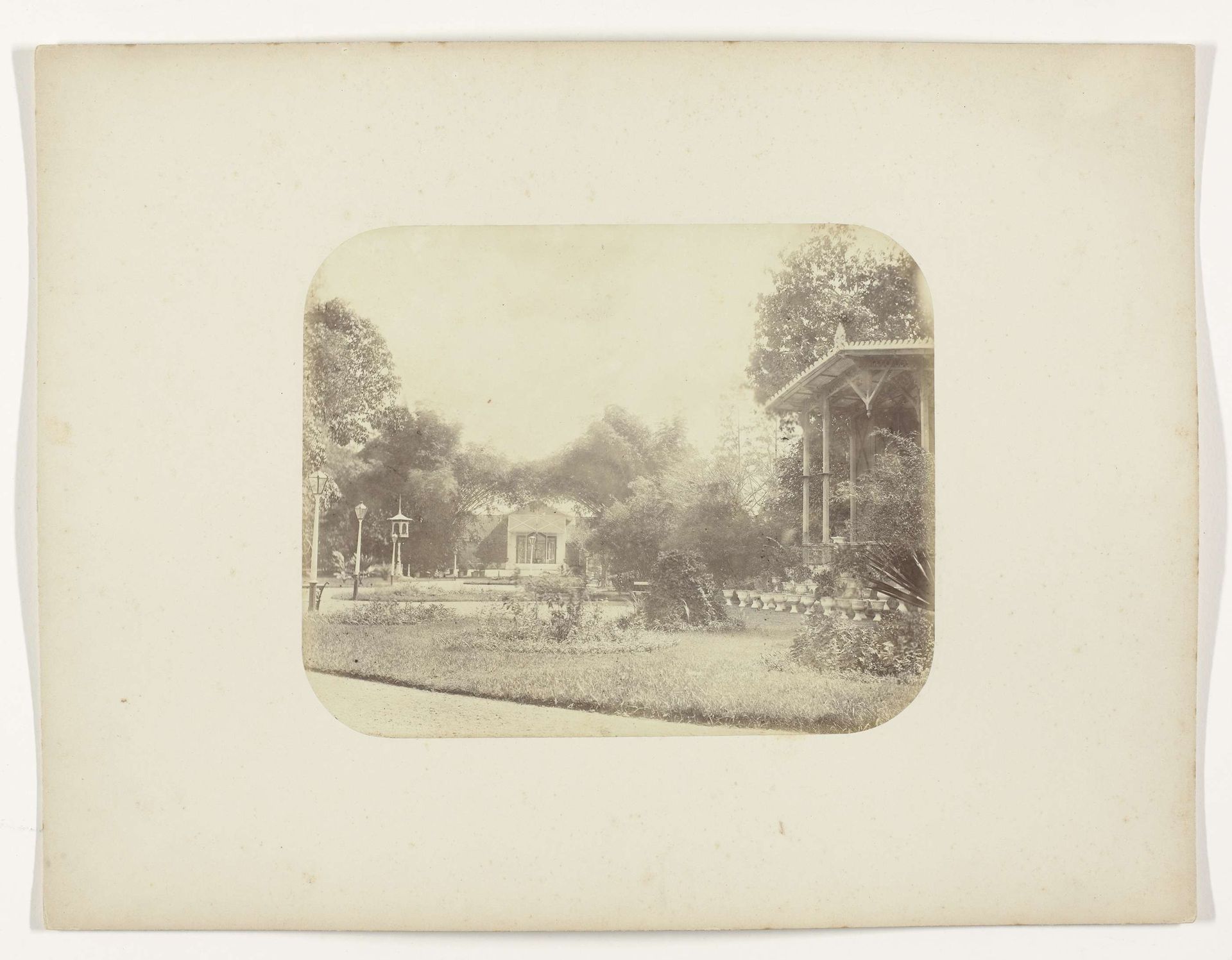 Een kiosk in het stadspark van Surabaya by Herman Salzwedel