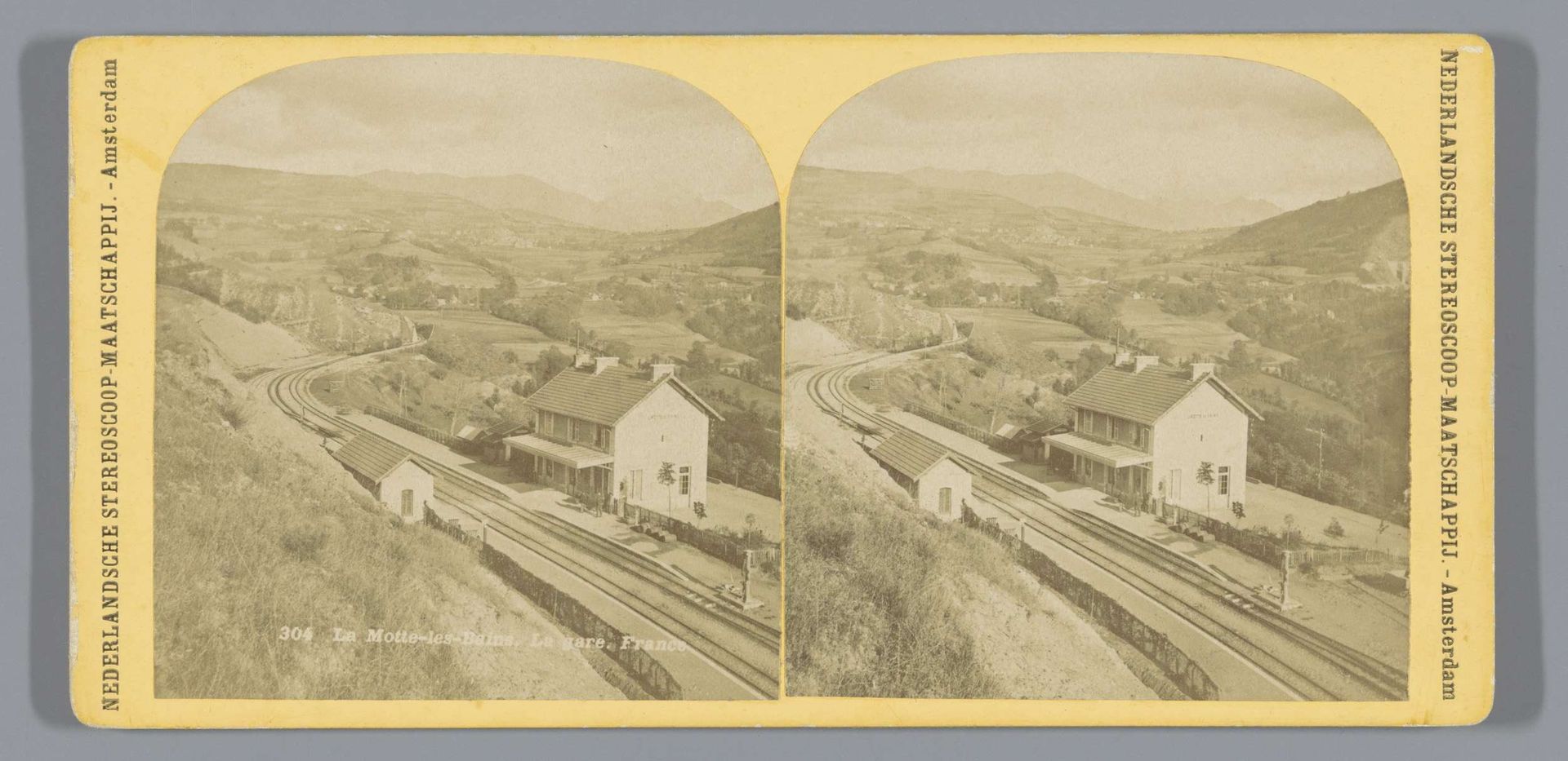 Gezicht op het treinstation van La Motte-Saint-Martin by Nederlandsche Stereoscoop Maatschappij