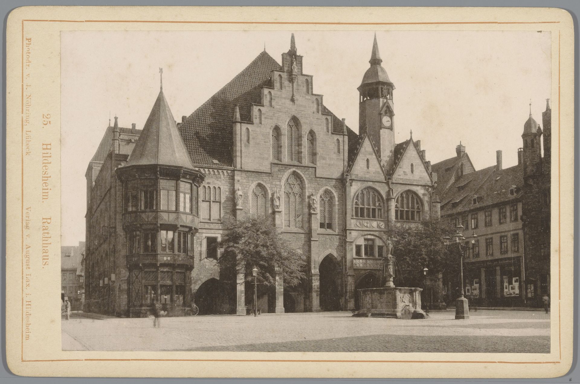 Gezicht op het stadhuis van Hildesheim by Anonymous