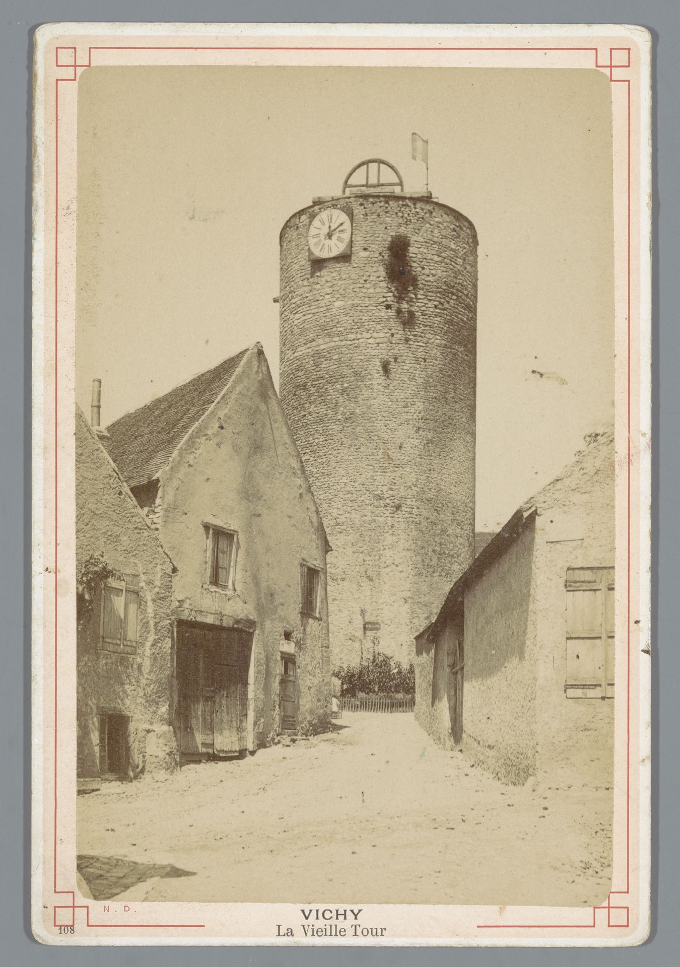 Gezicht op La Vieille Tour te Vichy by Étienne Neurdein