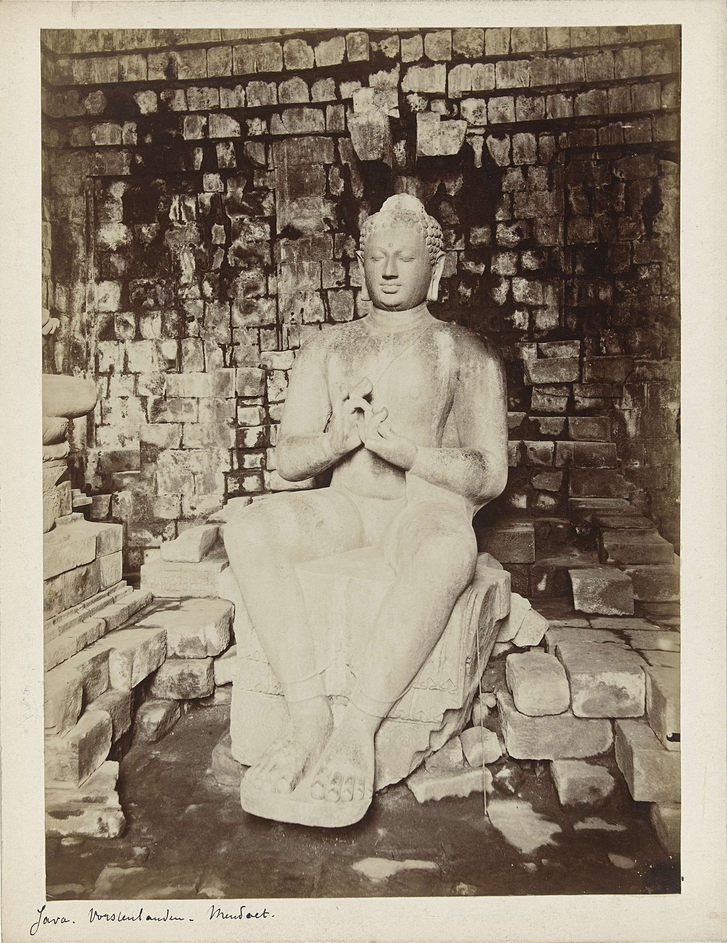 Boeddhabeeld in de Candi Mendut by Kassian Céphas