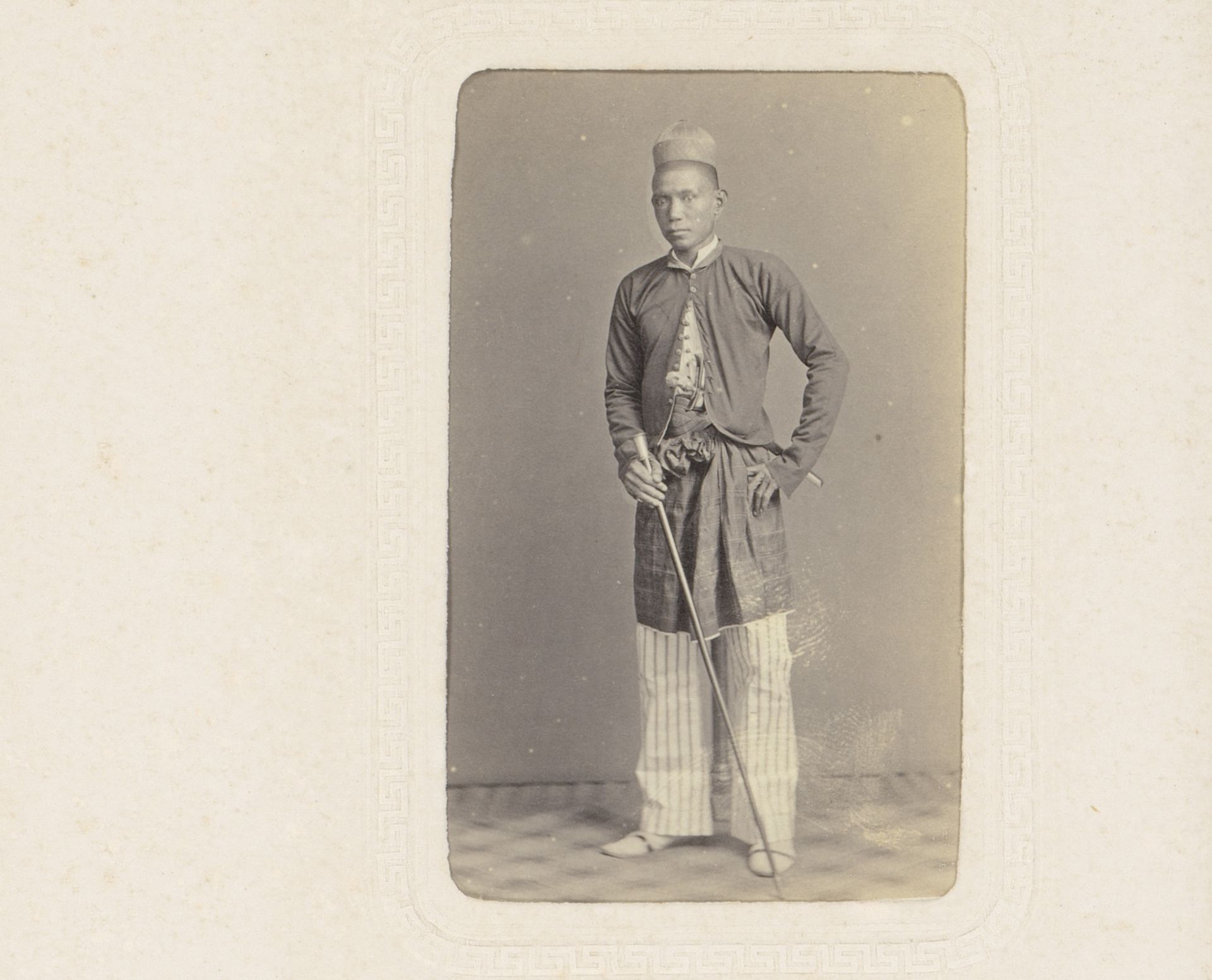 Portret van een Indonesische man by Woodbury & Page