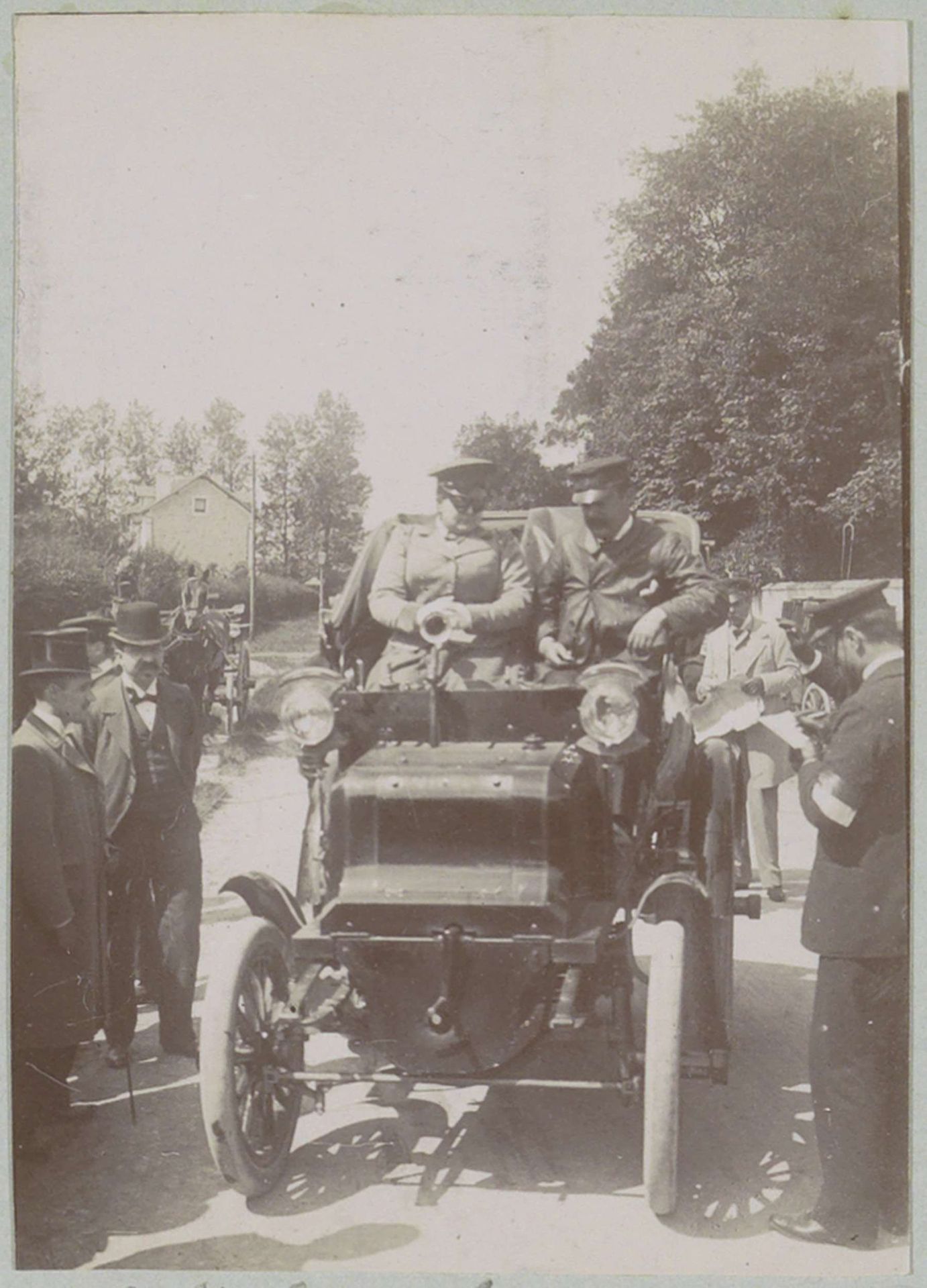 Start van de race Parijs-Amsterdam voor automobielen met links in de automobiel barones Hélène van Zuylen van Nijevelt van de Haar by Delizy