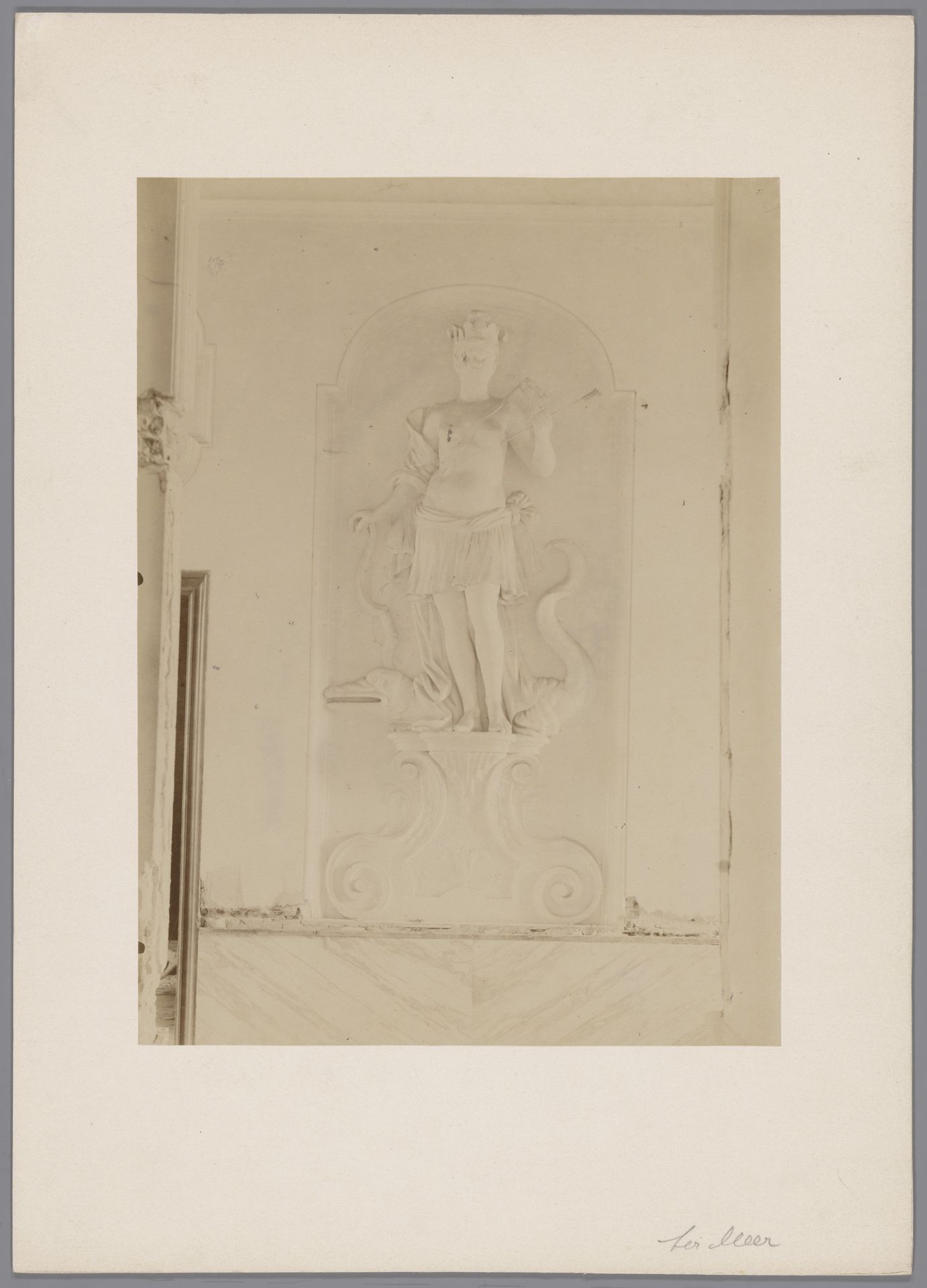 Beeld van een vrouw met reptielen in het Huis ter Meer te Maarssen by anoniem (Monumentenzorg)