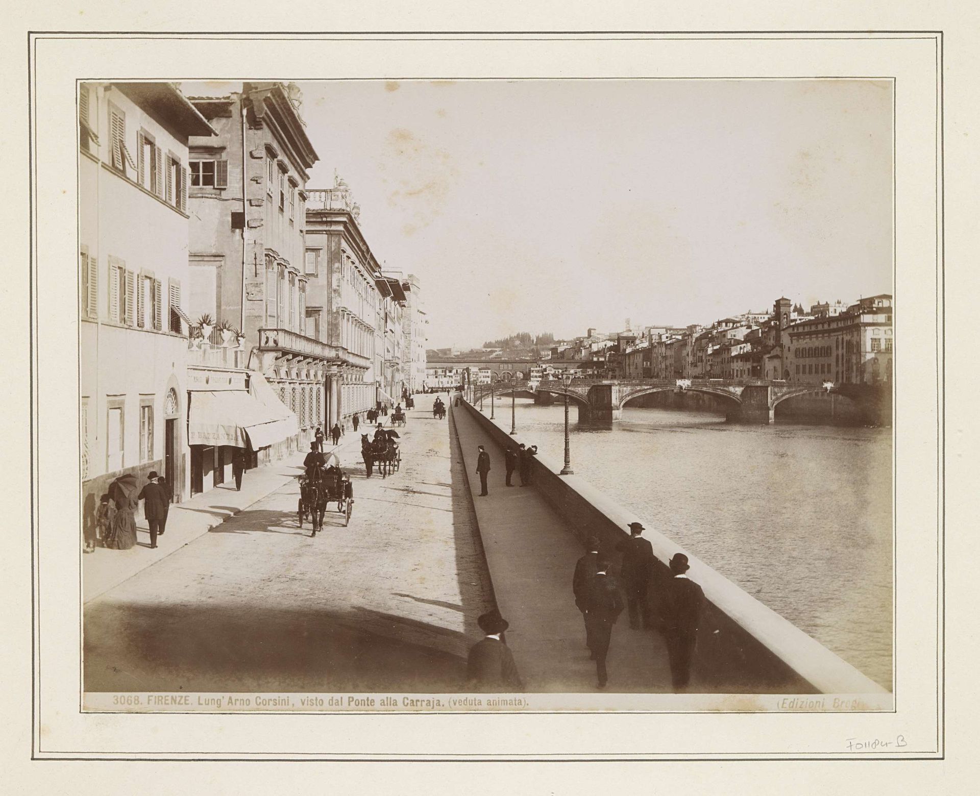Gezicht op een straat langs de oever van de Arno in Florence by Edizione Brogi