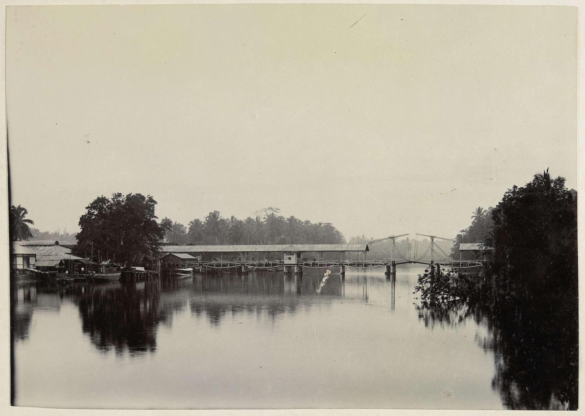 Gezicht op de Sandelbrug in de Wampoe rivier, Tandjong Poera,  Langkat Sumatra by Heinrich Ernst & Co