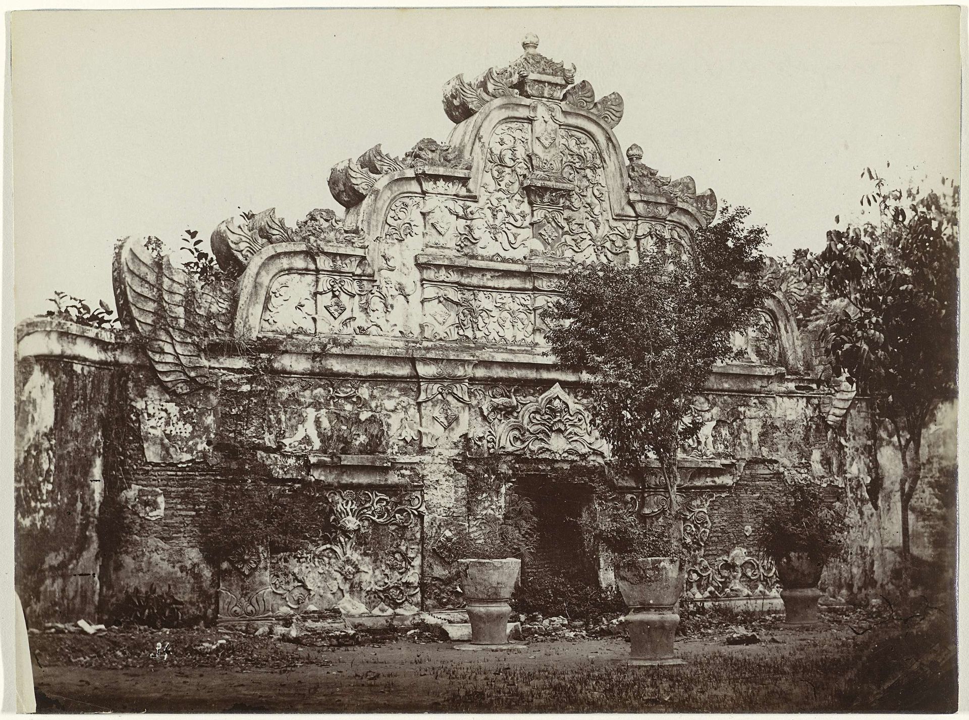 Poort van Taman Sari, Jogjakarta by Kassian Céphas